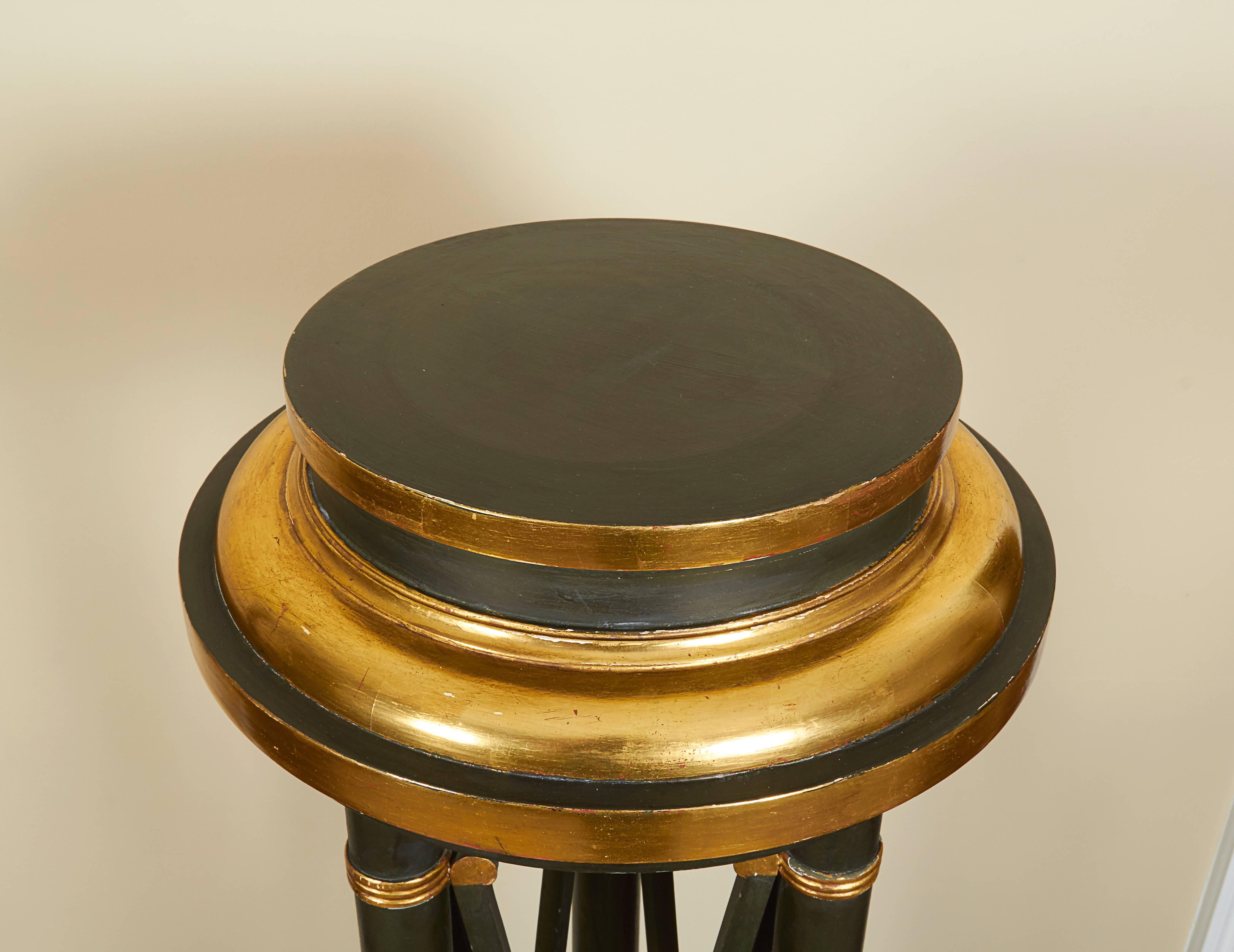 Pair of Hollywood Regency Black and Gilt Pedestals In Excellent Condition In New York, NY