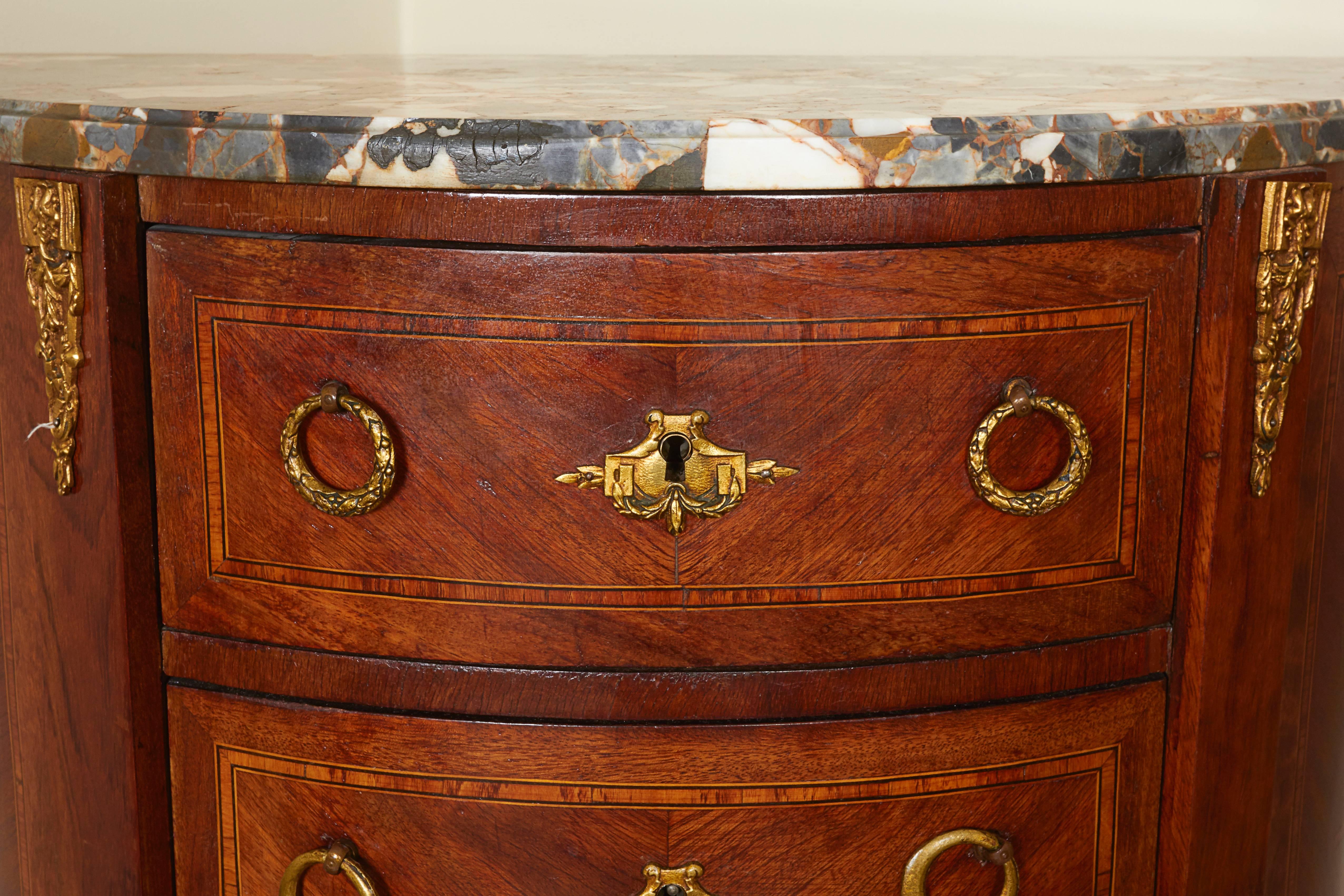 Pair of 19th Century French Walnut Commodes In Excellent Condition In New York, NY