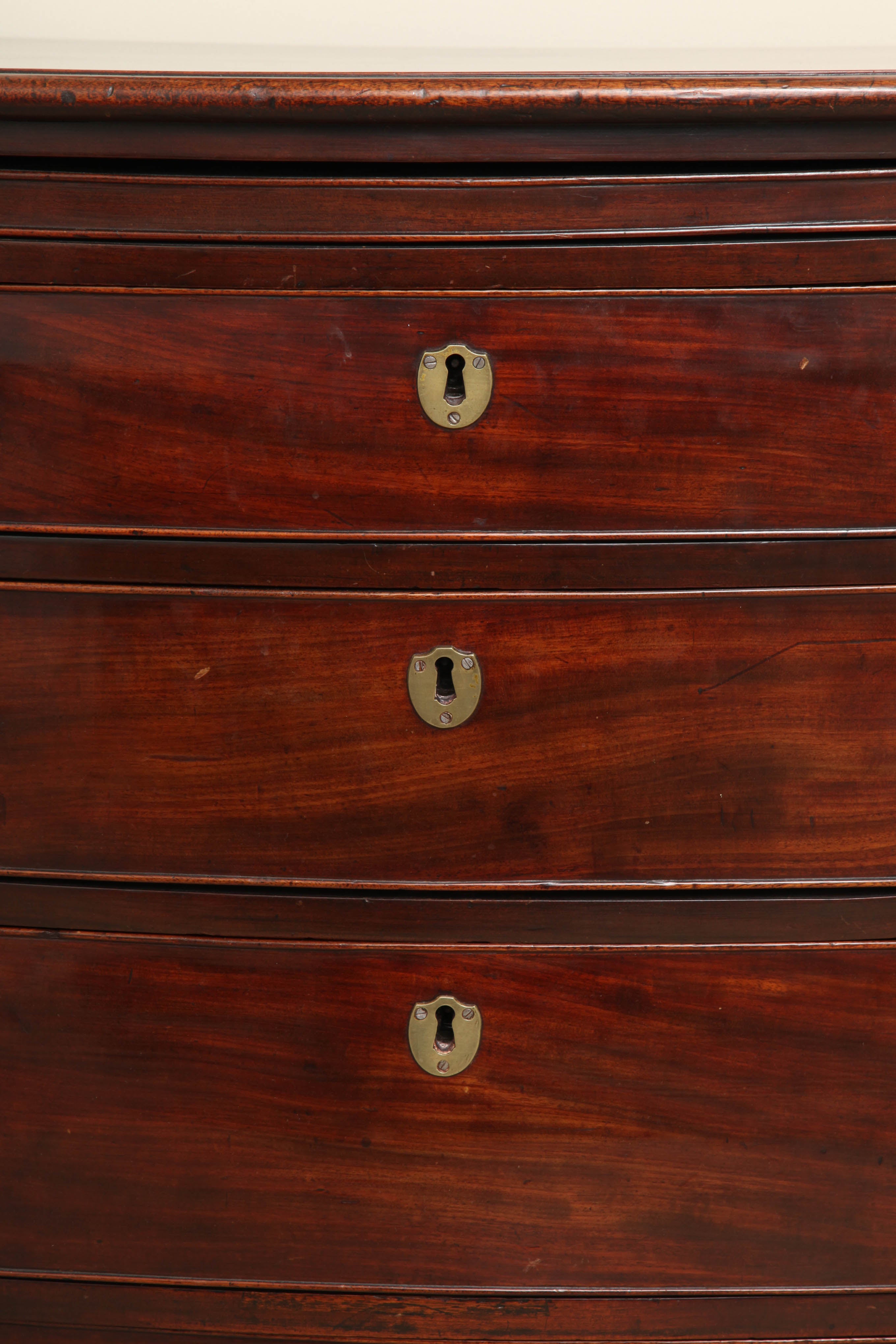 New England Federal Mahogany Bow Front Chest of Drawers In Excellent Condition In New York, NY