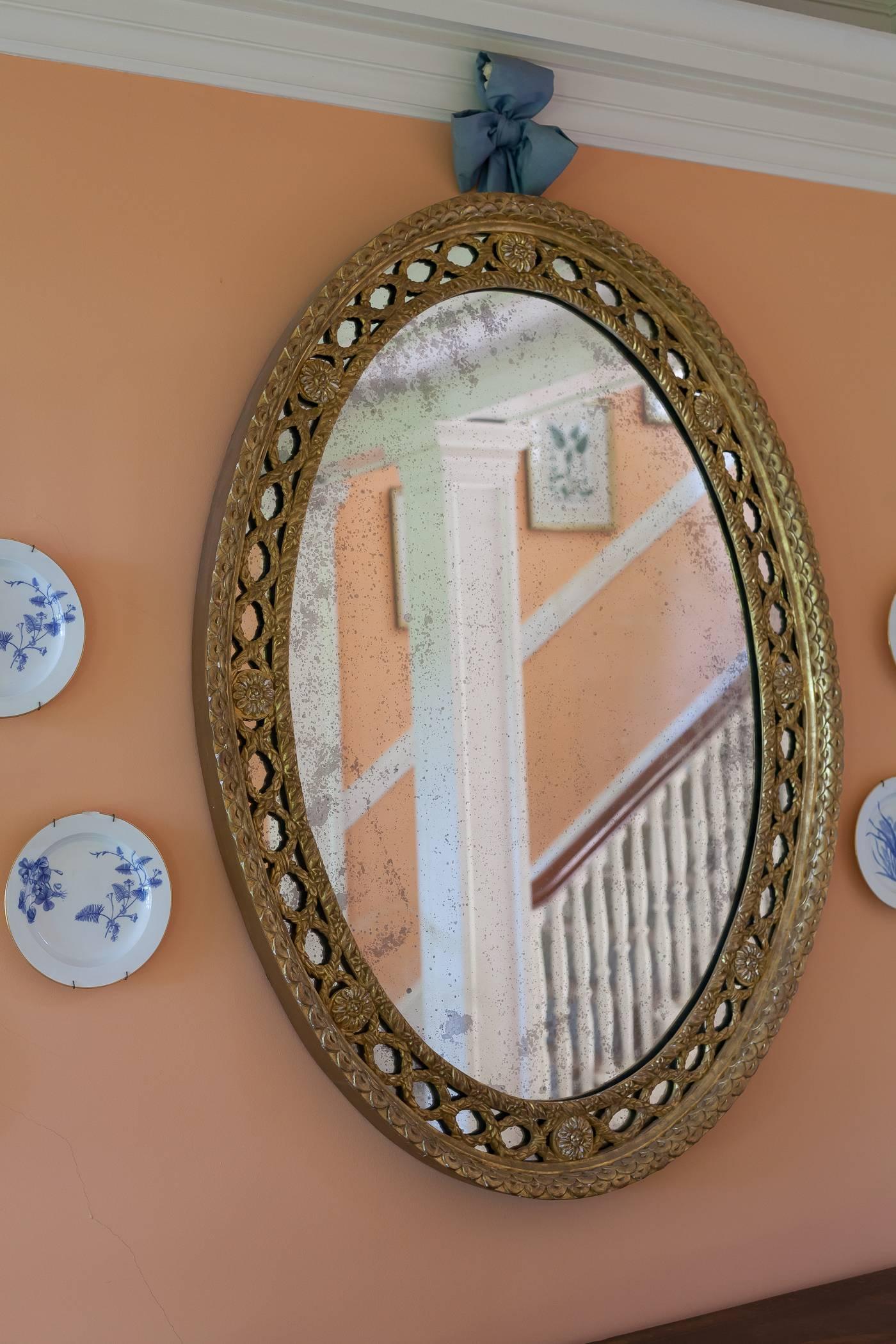 Neoclassical Oval Giltwood Mirror In Excellent Condition In New York, NY