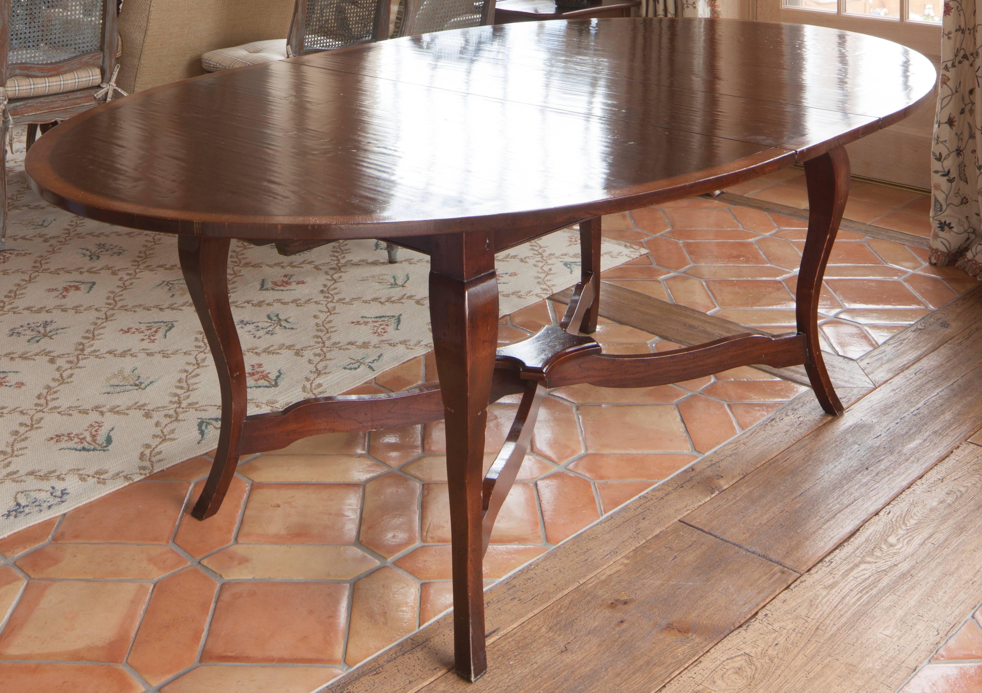 Louis XV Provincial Style Walnut Extending Dining Table In Good Condition In New York, NY