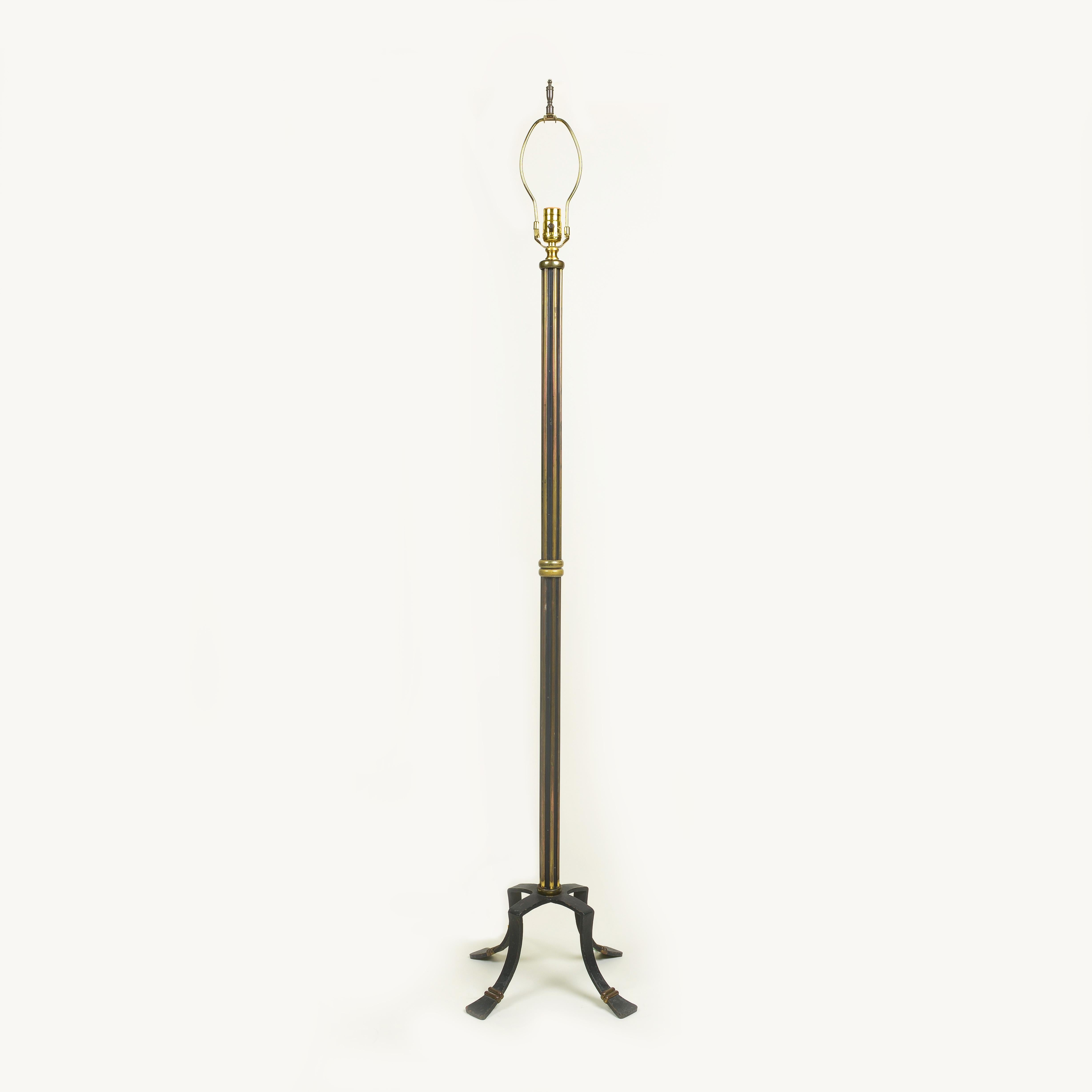 De forme colonnaire, avec un rehaut doré articulé par des colliers dorés ; sur quatre pieds inclinés vers le bas ; monté avec une douille d'ampoule unique et une harpe.