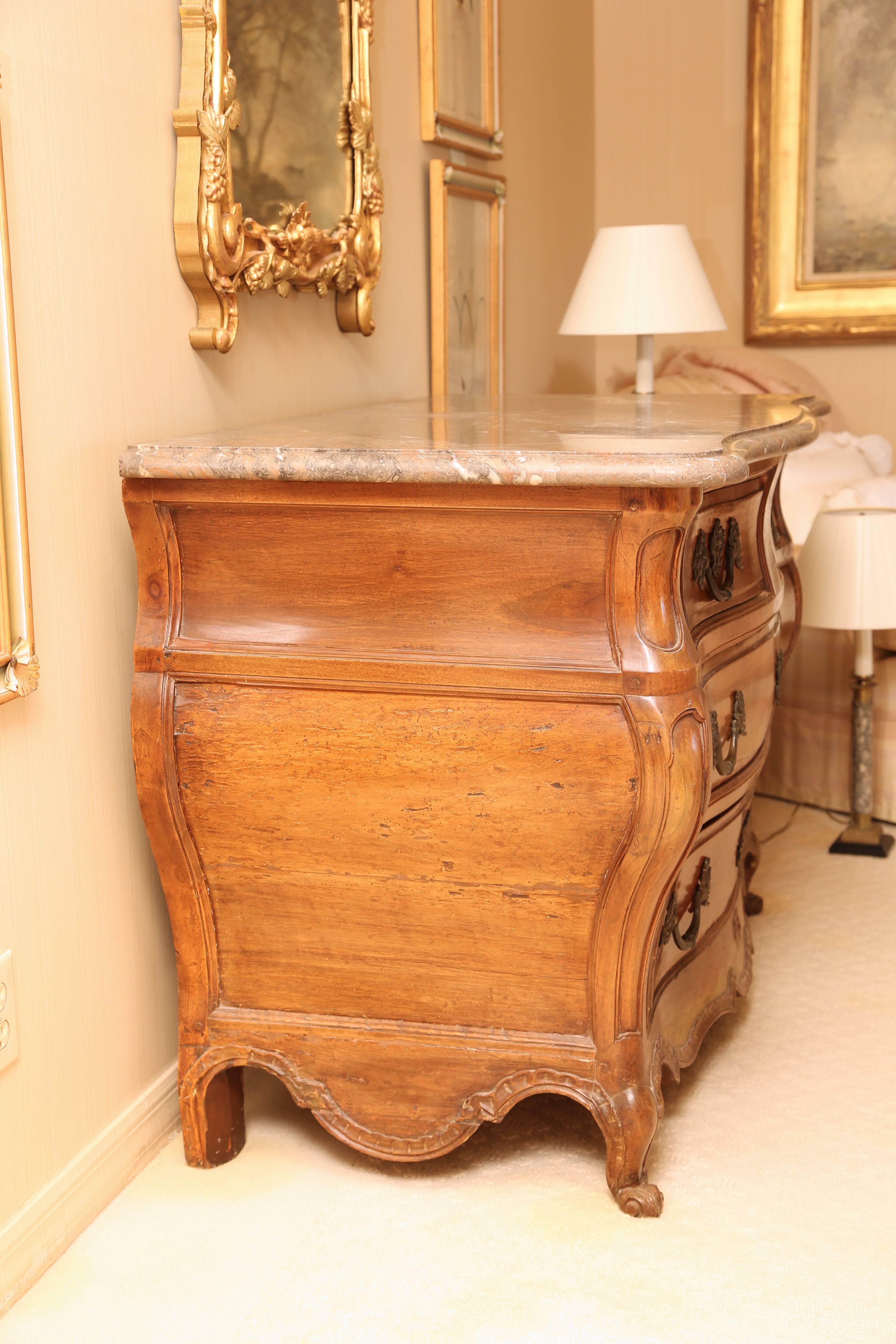 Louis XV Marble Top Walnut Bombé Commode In Good Condition For Sale In New York, NY