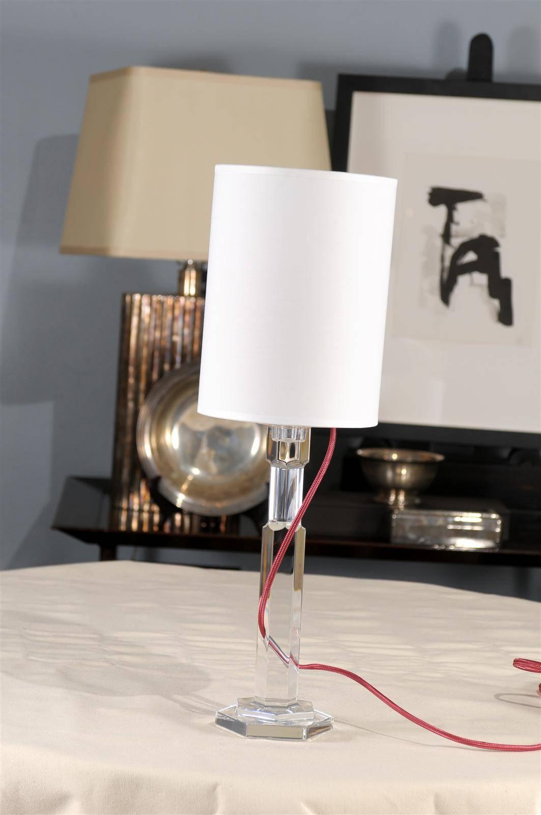 Baccarat Abysse table lamp (# 2606401).

Designer Thomas Bastide.

Made in France.

Brand new, never used.

White shade.

Red wire running inside of a crystal Stand.

It's stands 20