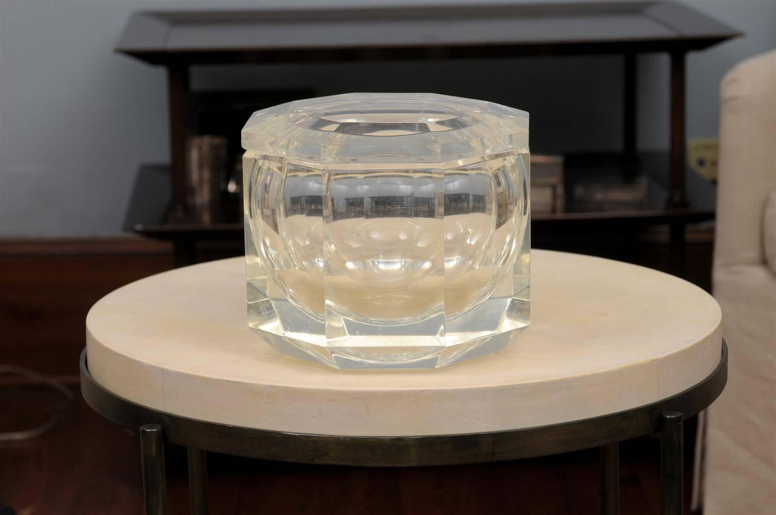 1970s modern Lucite octagonal ice bucket or box. Beautifully made with facets and swivel top. Very good vintage condition, circa 1970s.