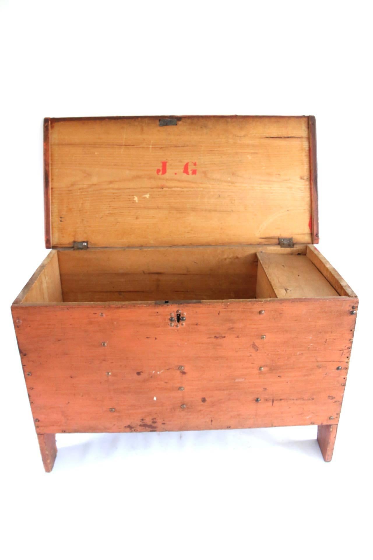 Early 19th Century Child's Painted Blanket Chest In Good Condition For Sale In Woodbury, CT