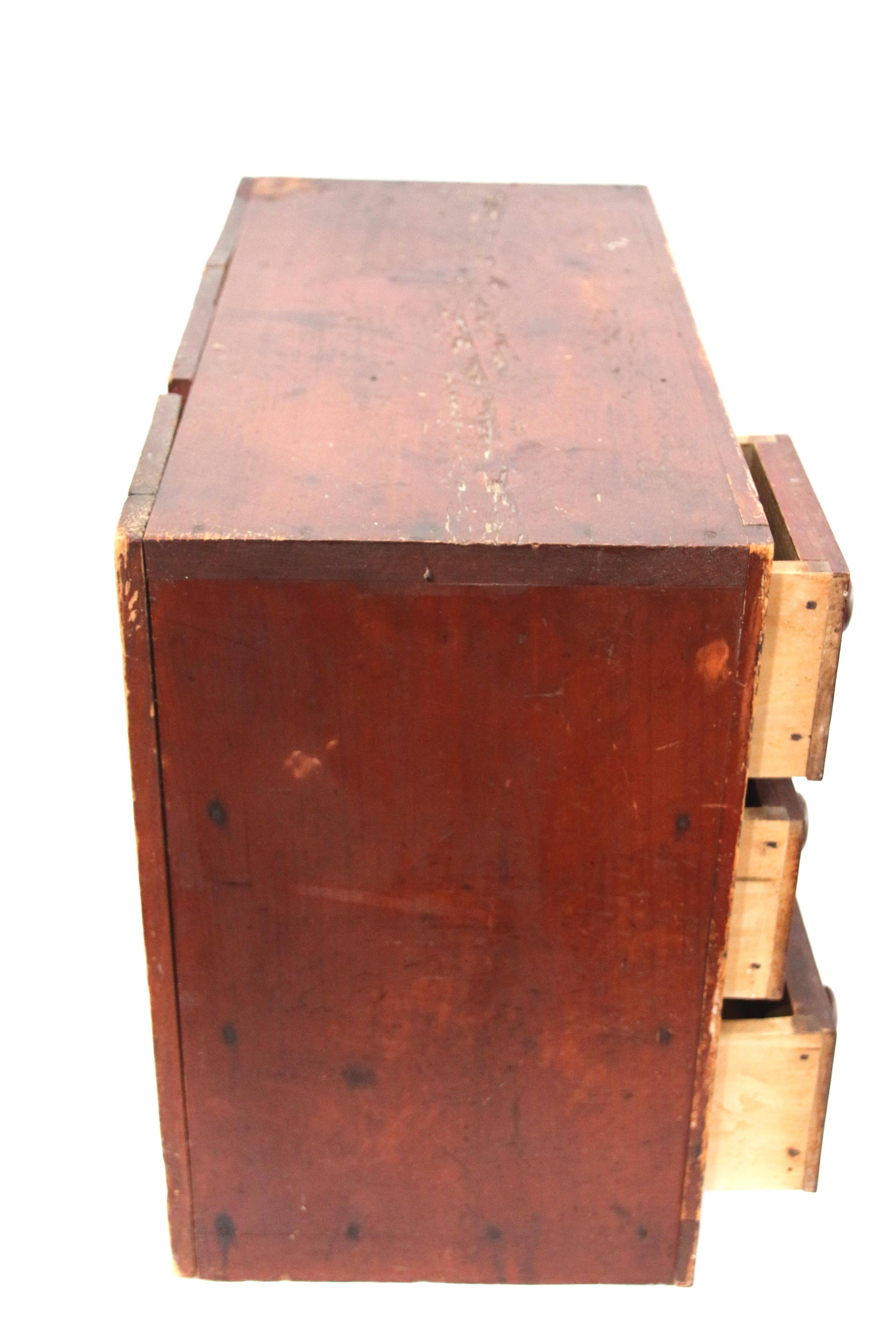 19th Century Red Painted Vermont Apothecary or Spice Chest In Good Condition For Sale In Woodbury, CT