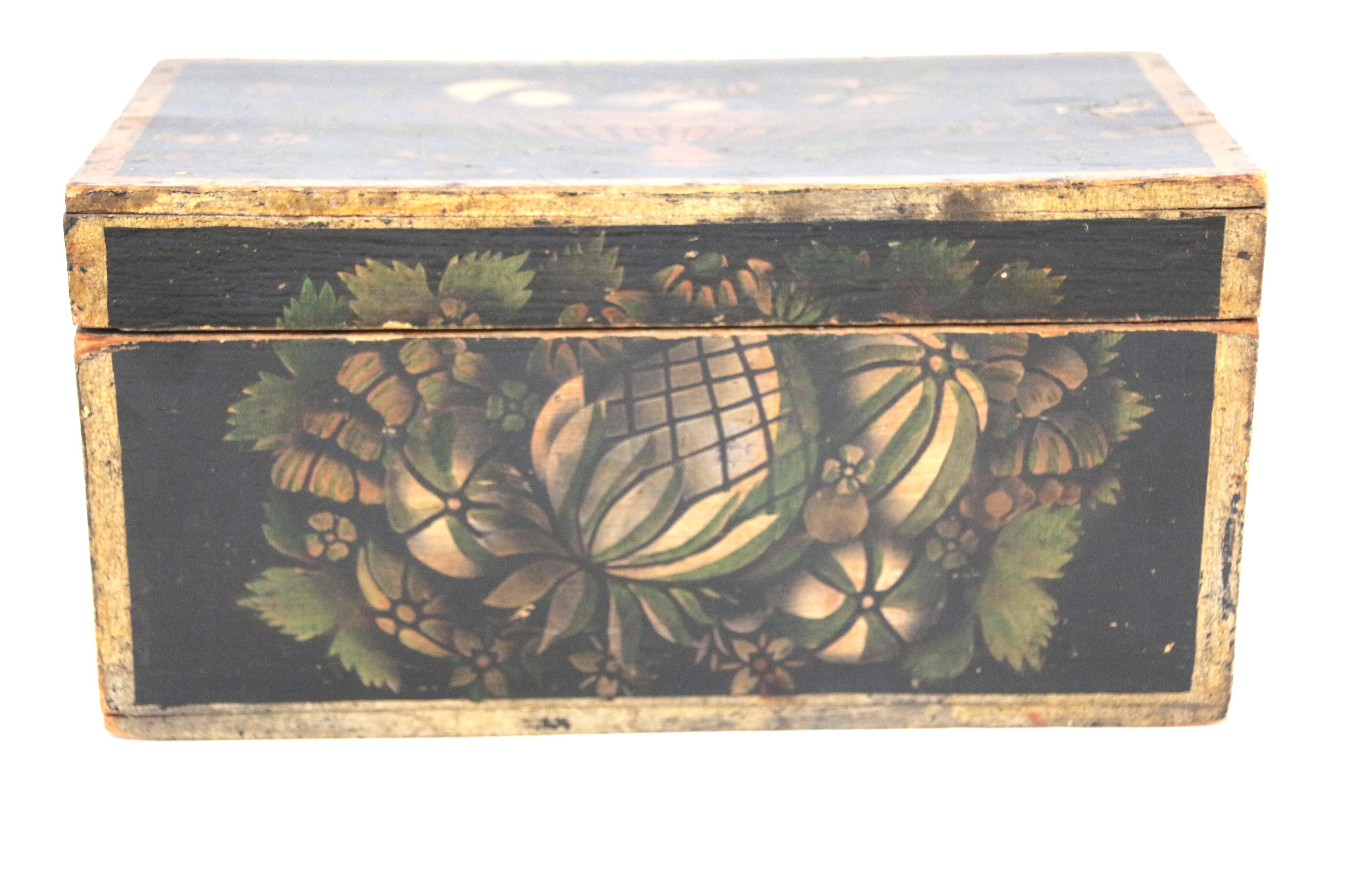 19th Century New England Stencilled Dresser Box In Good Condition For Sale In Woodbury, CT