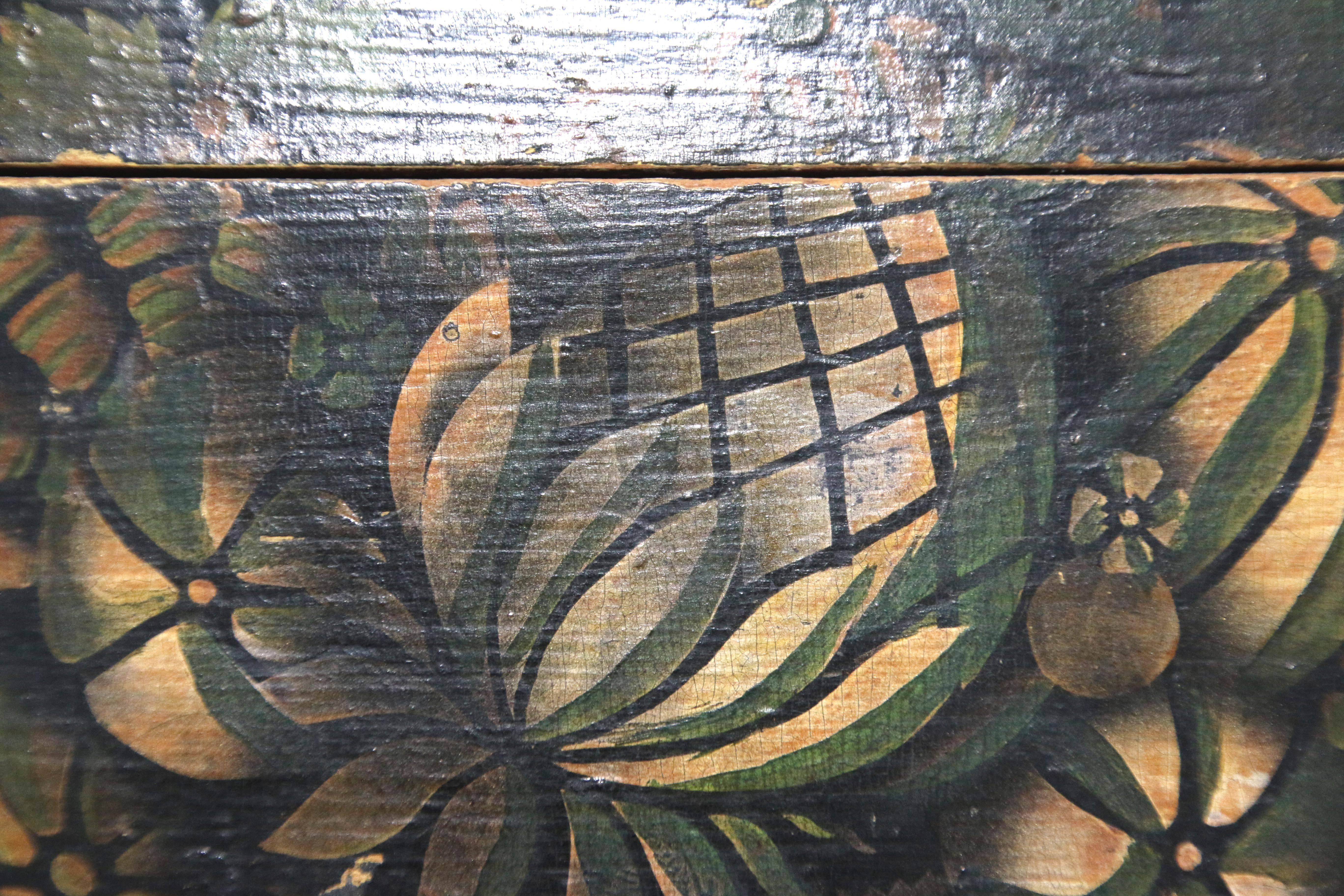 New England stencil decorated pine dresser box retaining its original gold and green fruit and floral decoration on black background with gilt edges.

Measures: 4 inches deep by 9.375 inches wide by 4.75 inches high.

Overall excellent