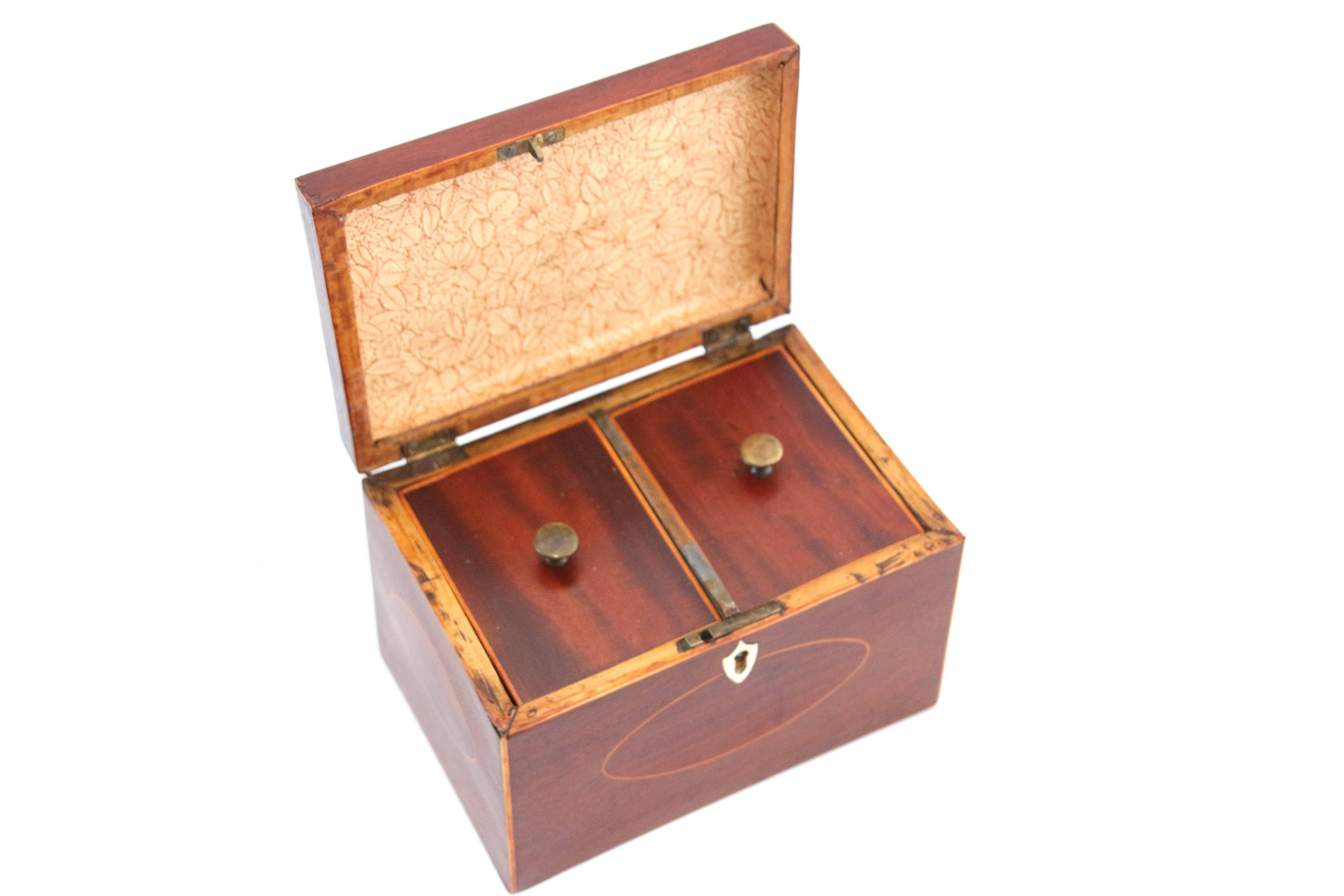 18th Century Mahogany Tea Caddy with Inlaid Top For Sale 2
