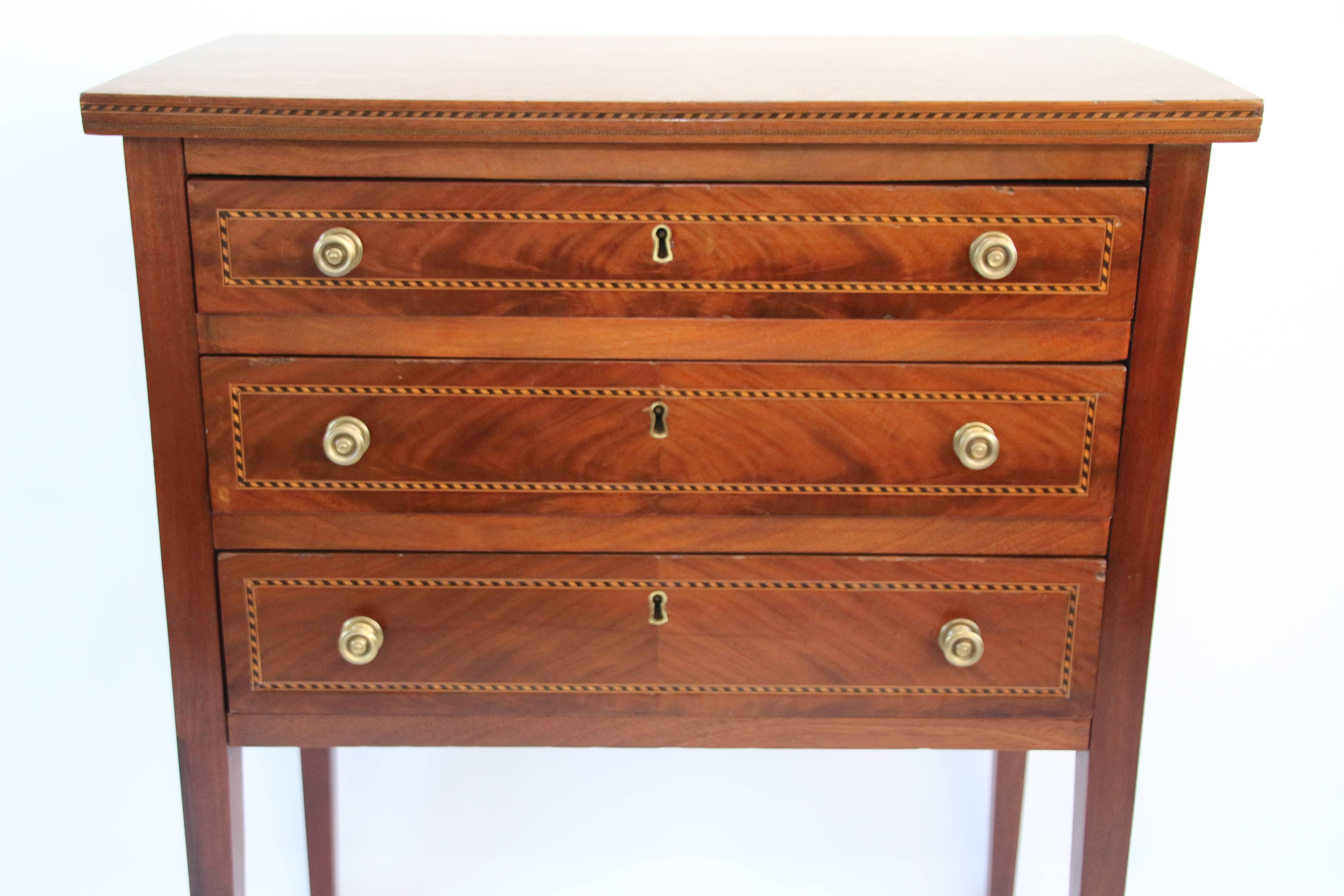 New England Hepplewhite Mahogany Three-Drawer Stand with Barber Pole Inlay In Excellent Condition In Woodbury, CT