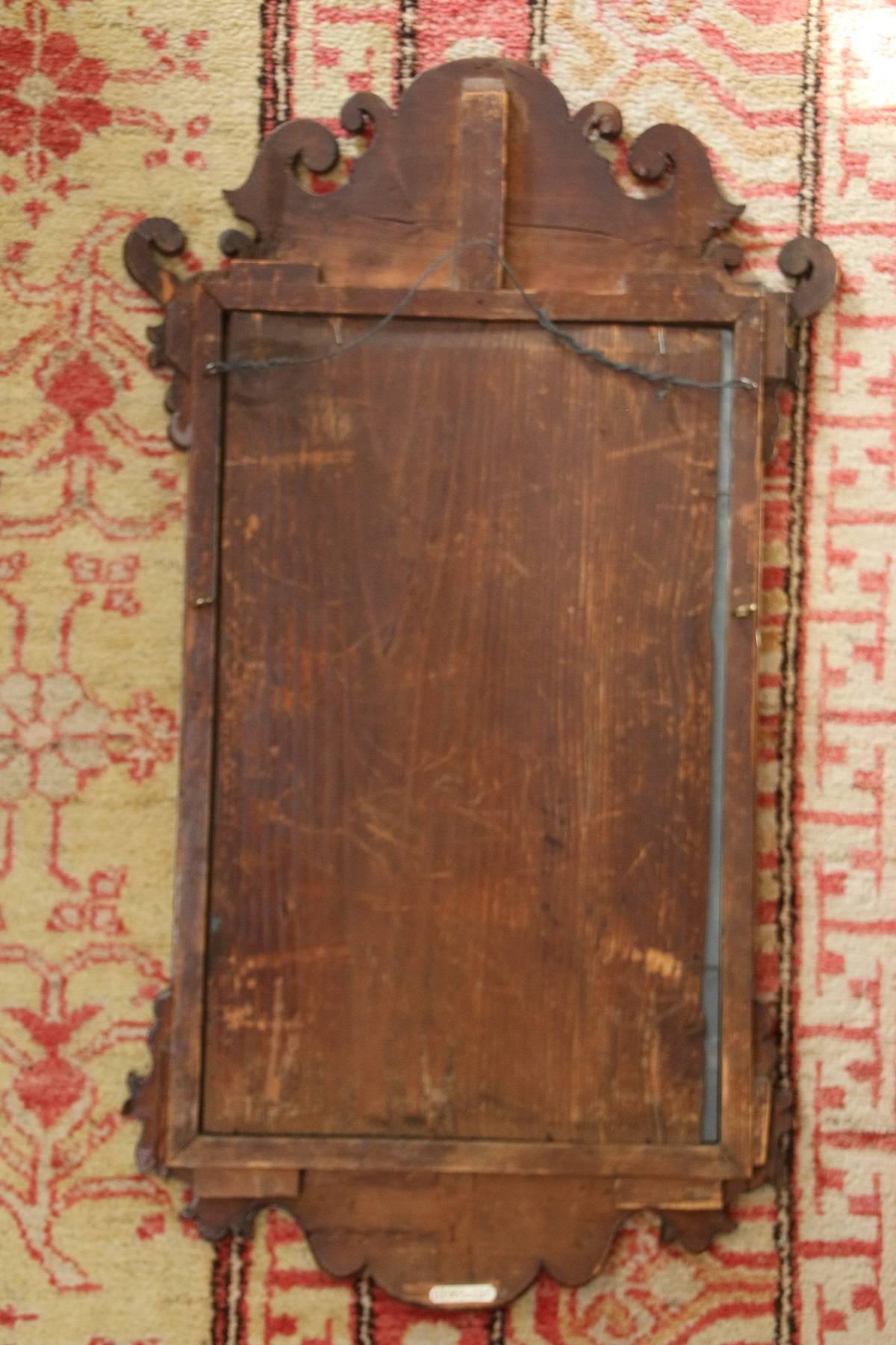 Queen Anne Mahogany Mirror with Scalloped Crest In Good Condition For Sale In Woodbury, CT