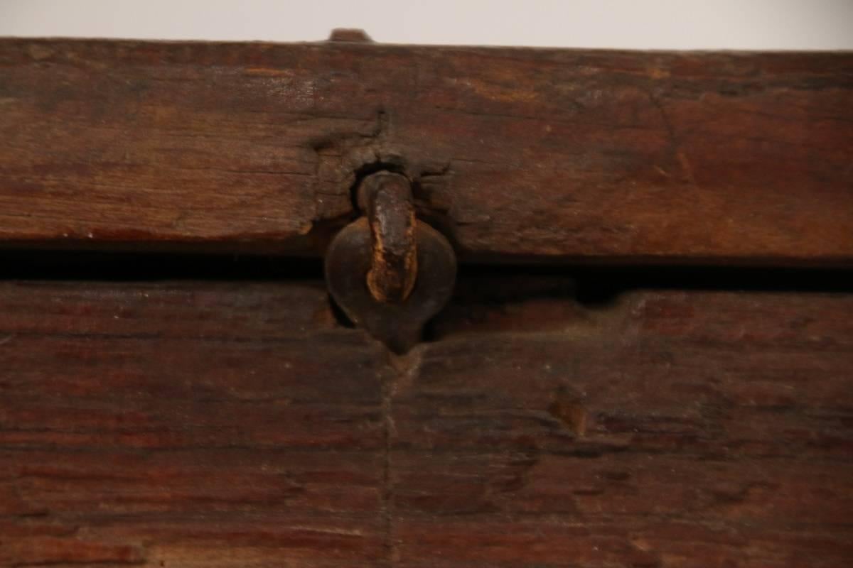 Early 18th Century New England Six Board Chest For Sale 4