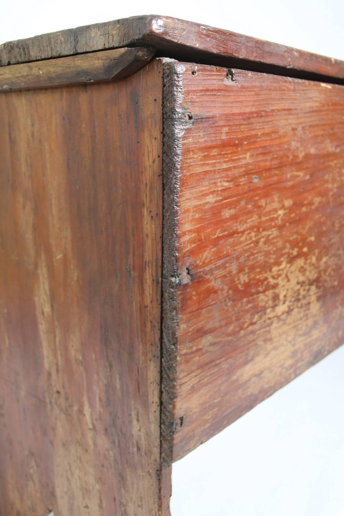 Early 18th Century New England Six Board Chest For Sale 3