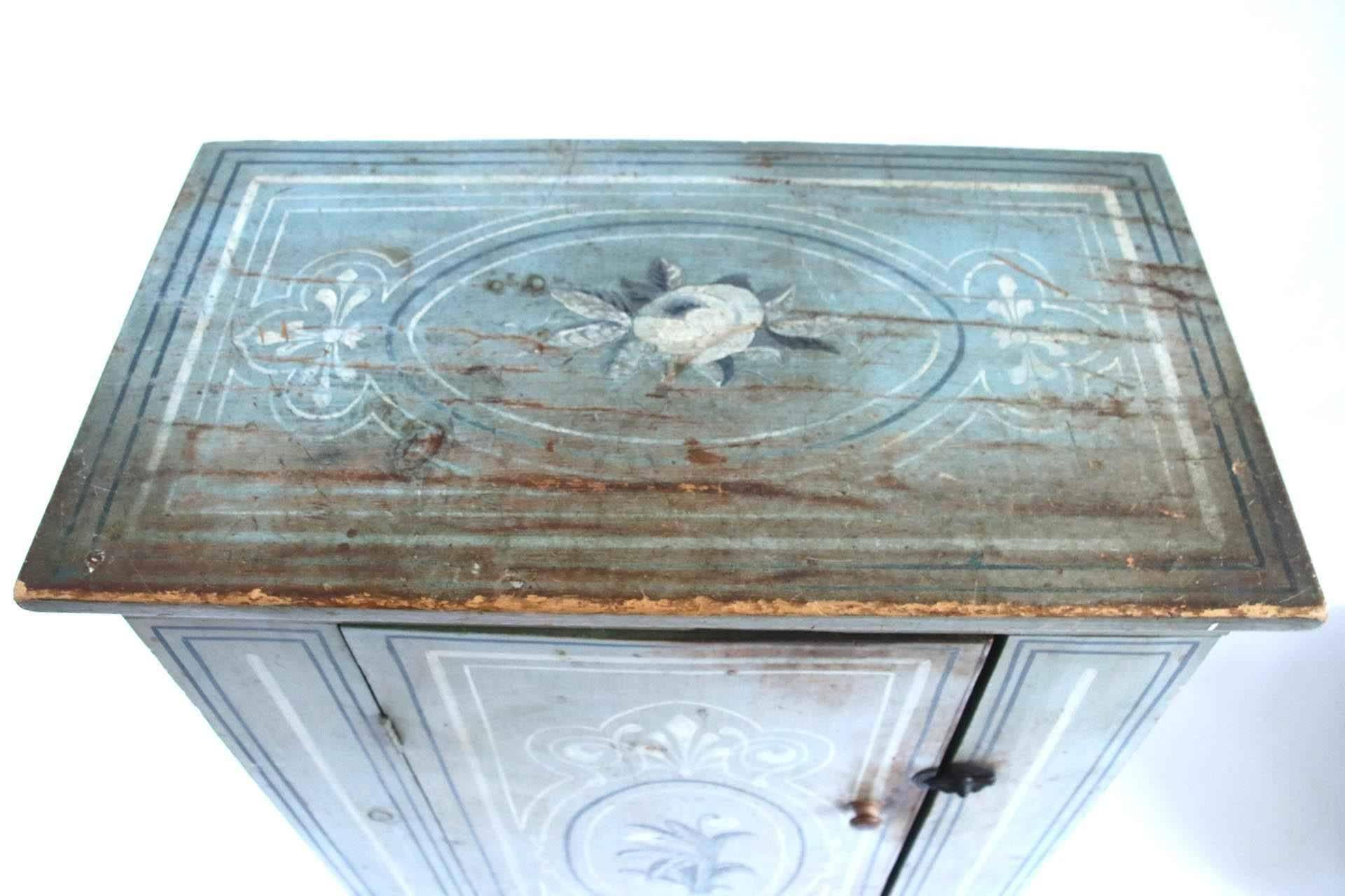 19th Century Massachusetts Pine Cupboard in Original Paint Decoration  For Sale 5