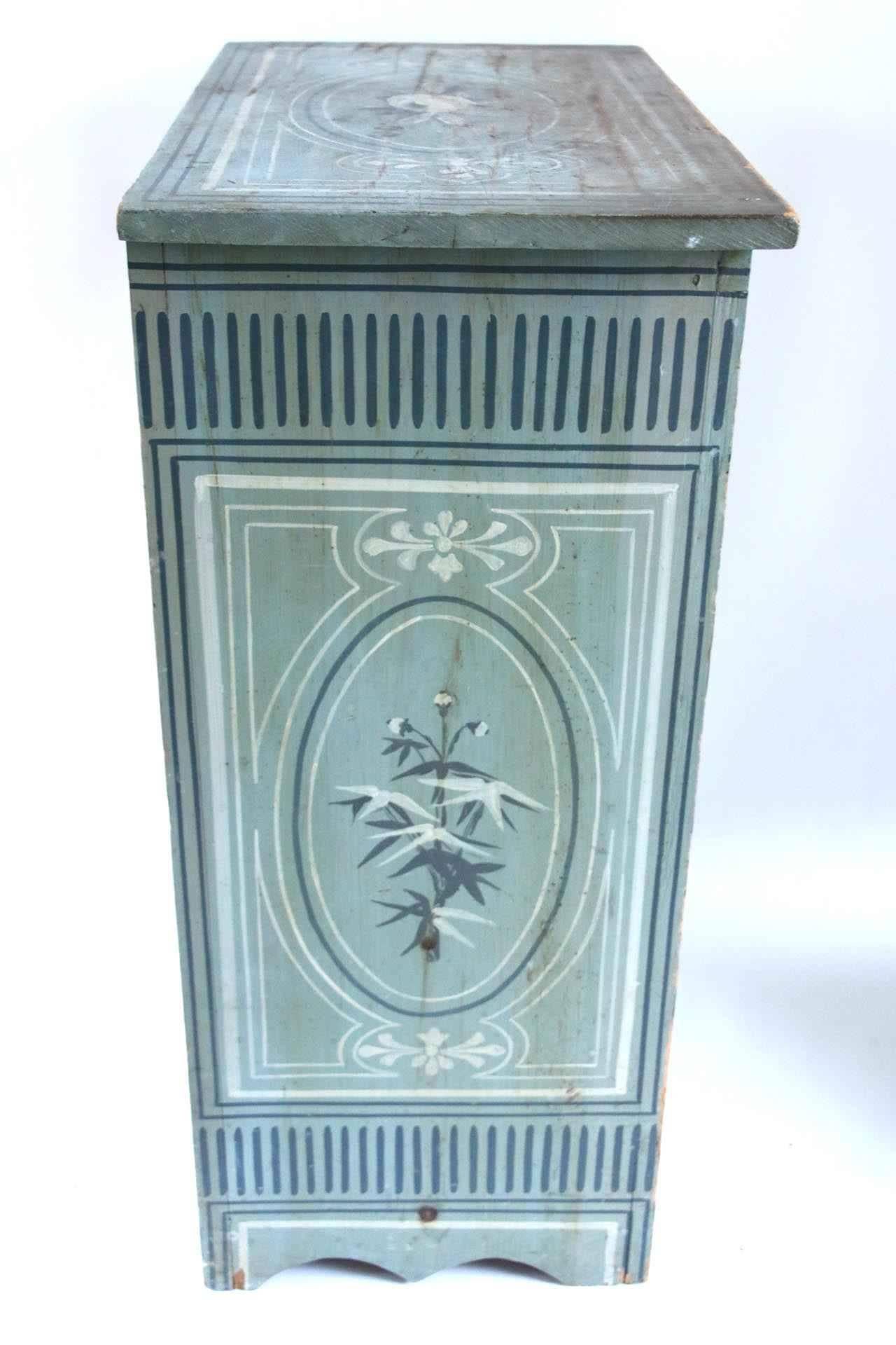 19th Century Massachusetts Pine Cupboard in Original Paint Decoration  For Sale 1