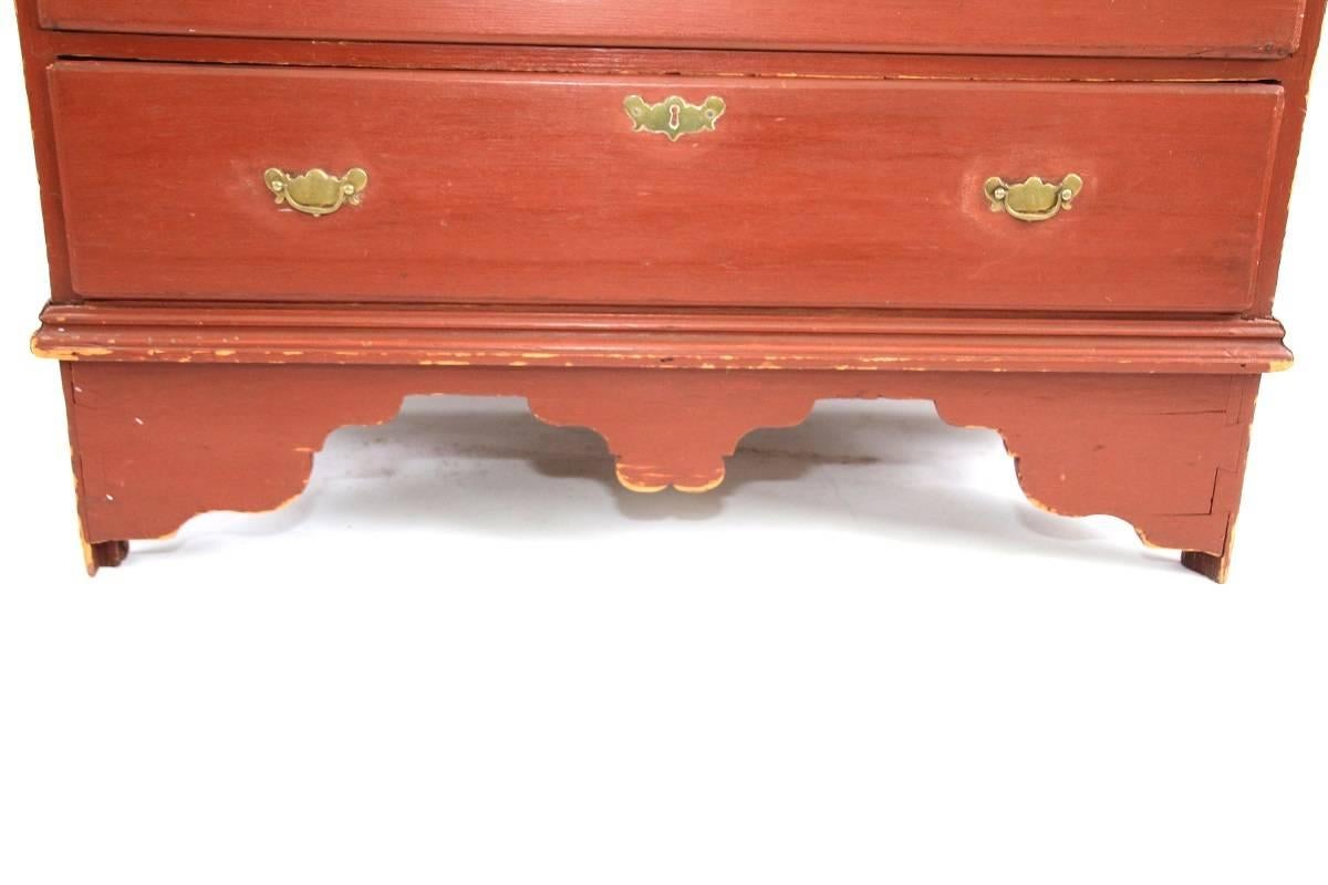 New England Queen Anne Red Painted Two-Drawer Blanket Chest In Good Condition For Sale In Woodbury, CT