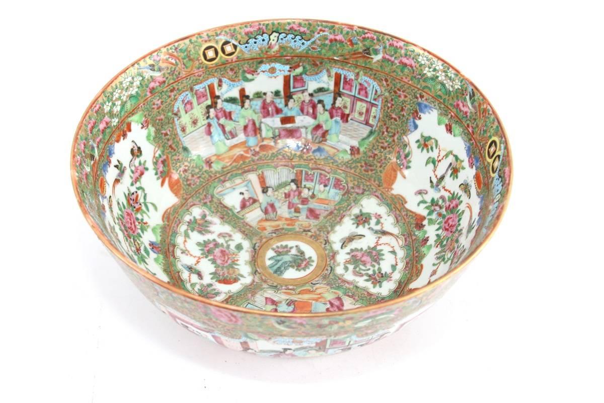 19th Century Chinese Export Porcelain Rose Medallion Bowl In Excellent Condition For Sale In Woodbury, CT