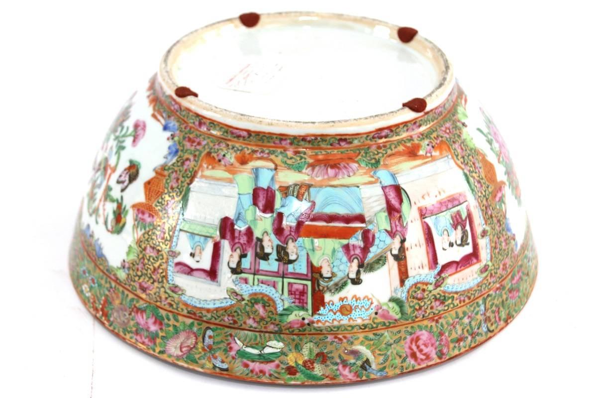 19th Century Chinese Export Porcelain Rose Medallion Bowl For Sale 3