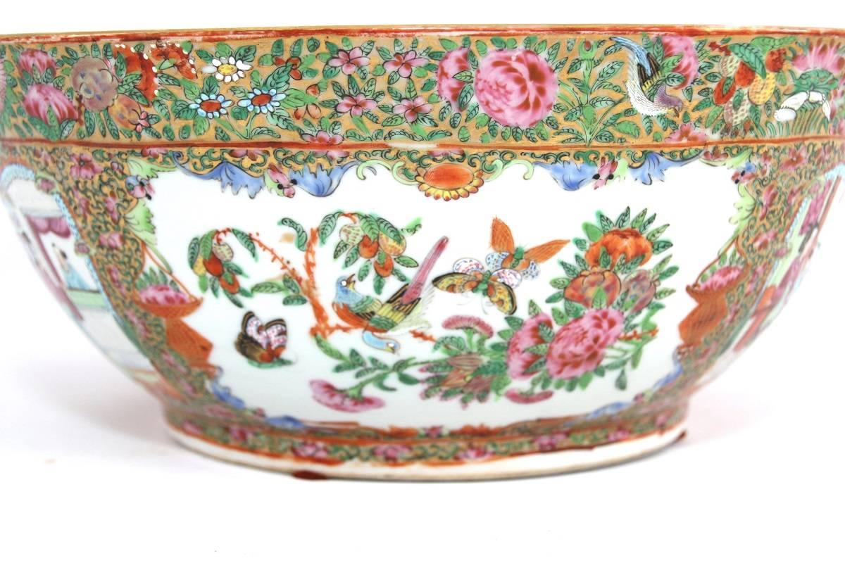 19th Century Chinese Export Porcelain Rose Medallion Bowl For Sale 5