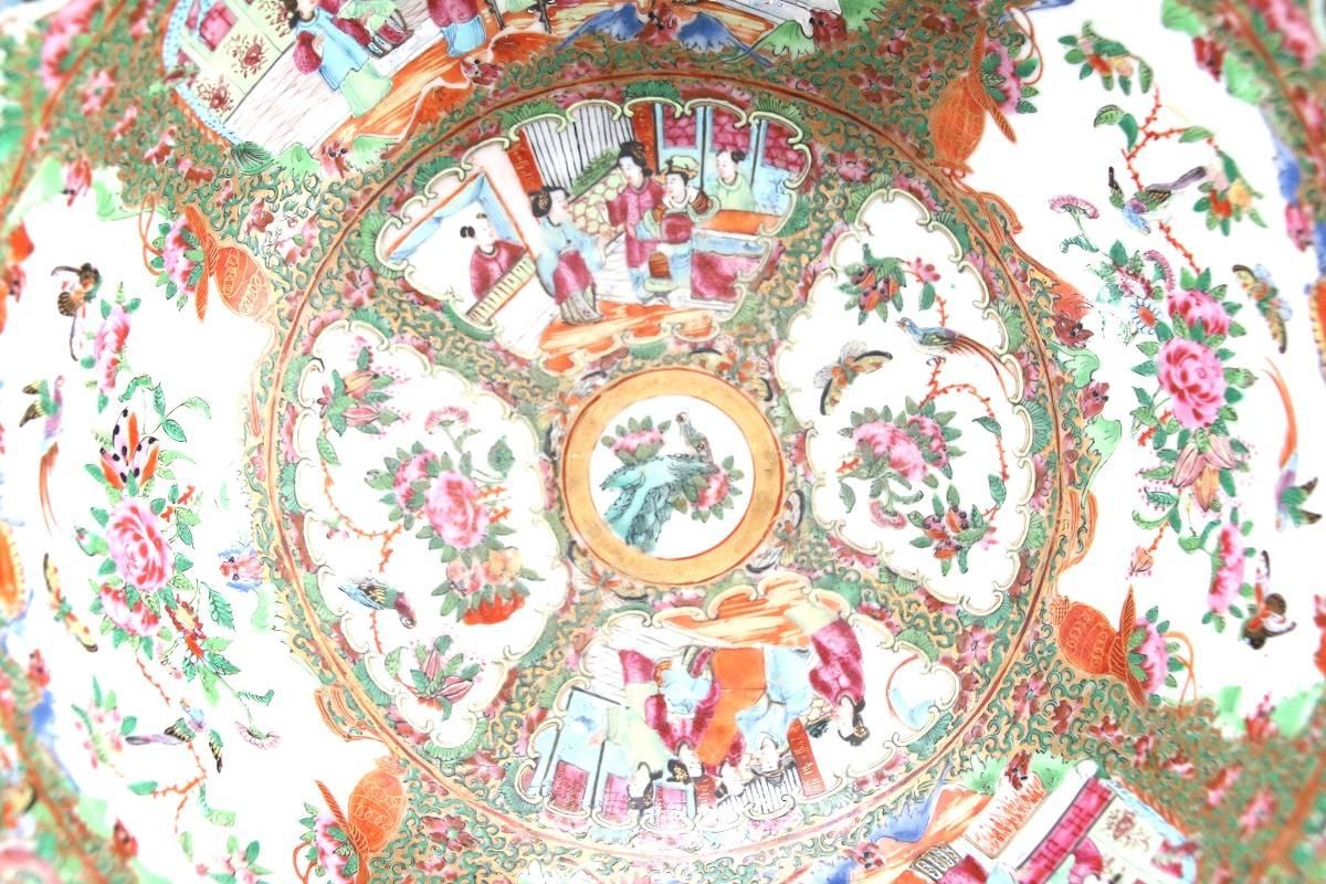 19th Century Chinese Export Porcelain Rose Medallion Bowl For Sale 1