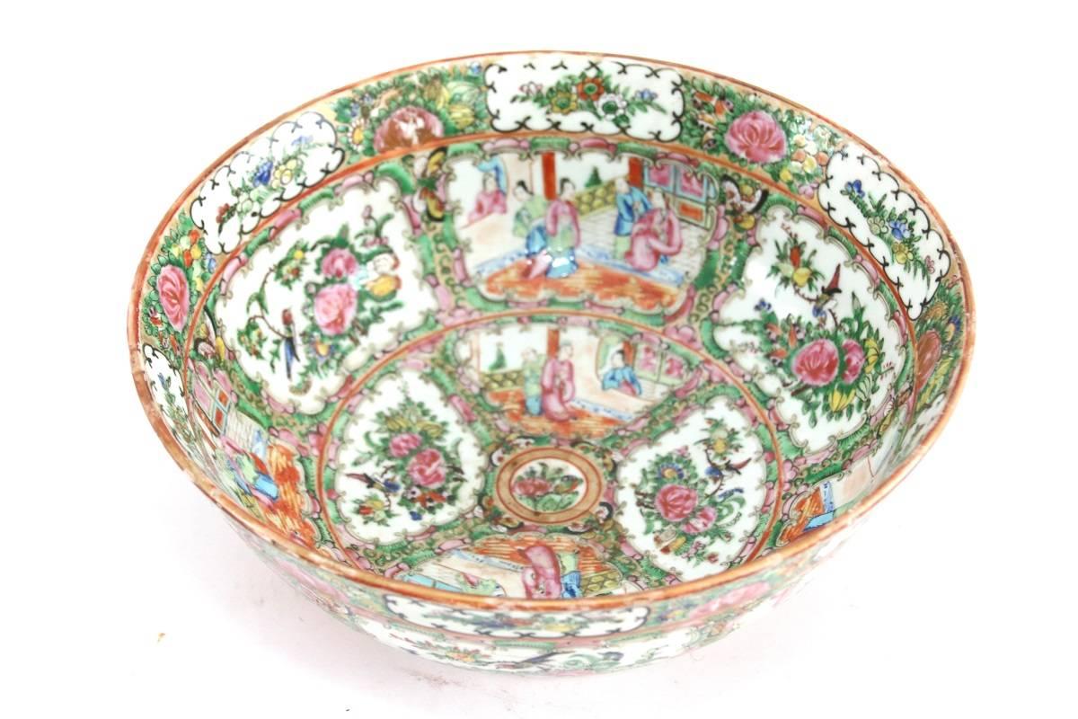 19th Century Chinese Export Rose Medallion Bowl In Excellent Condition For Sale In Woodbury, CT
