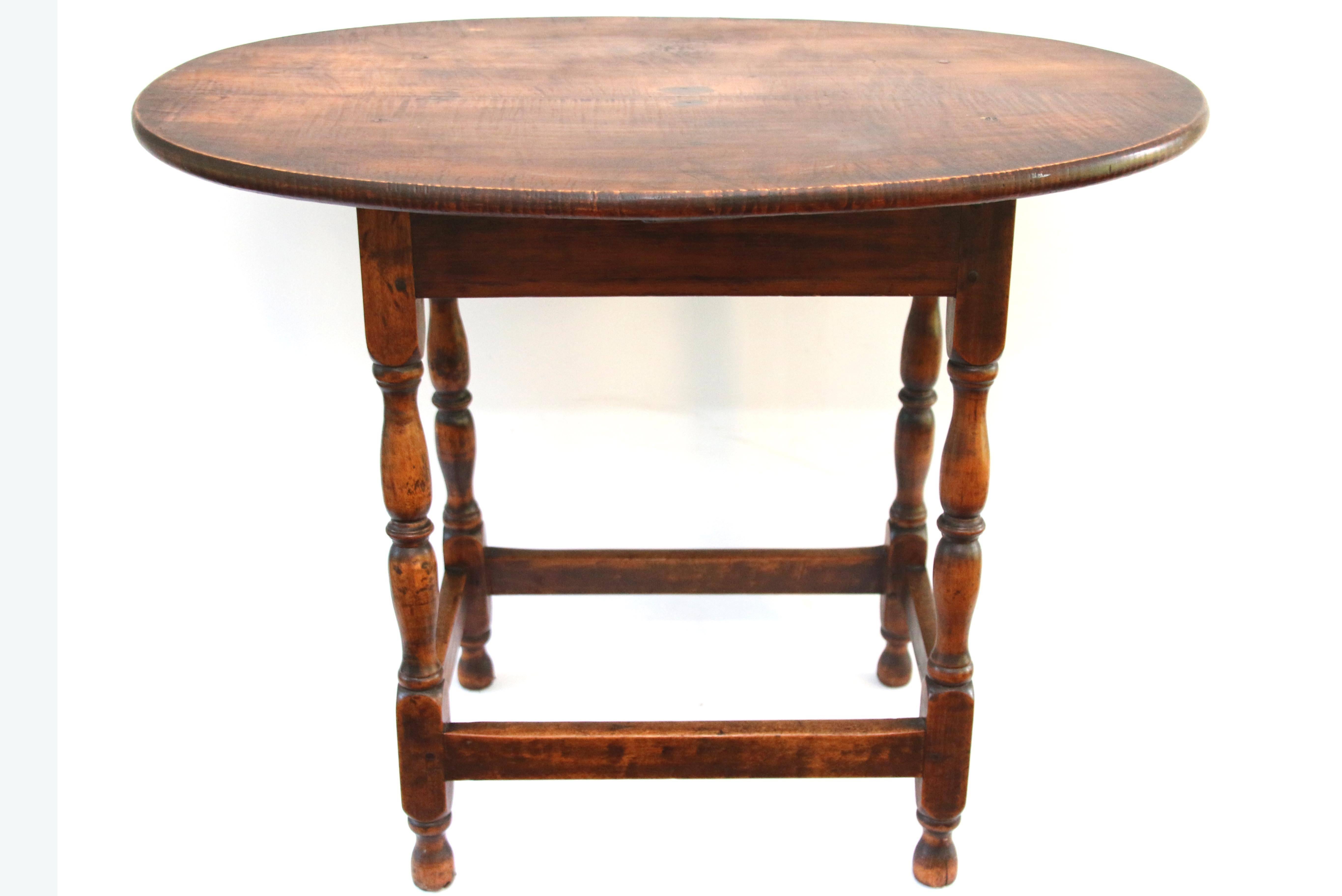 New England William and Mary Figured Maple Tavern Table In Excellent Condition For Sale In Woodbury, CT