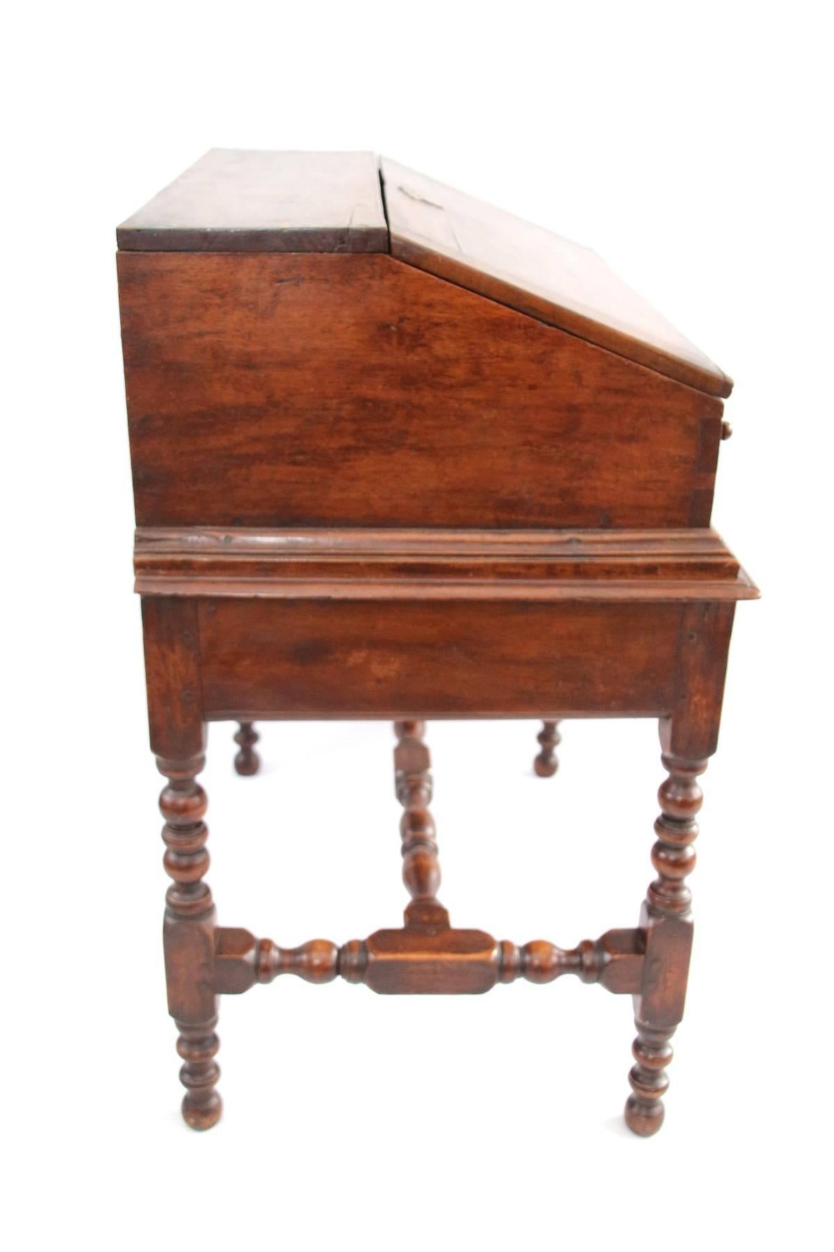 New England William and Mary Desk on Frame In Excellent Condition For Sale In Woodbury, CT