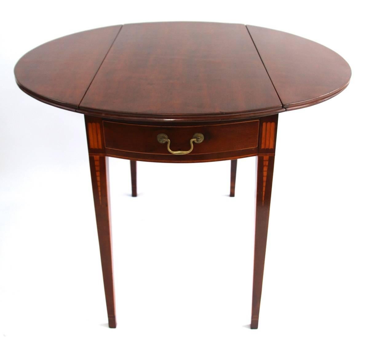 Federal Early 19th Century Connecticut Mahogany Pembroke Table For Sale