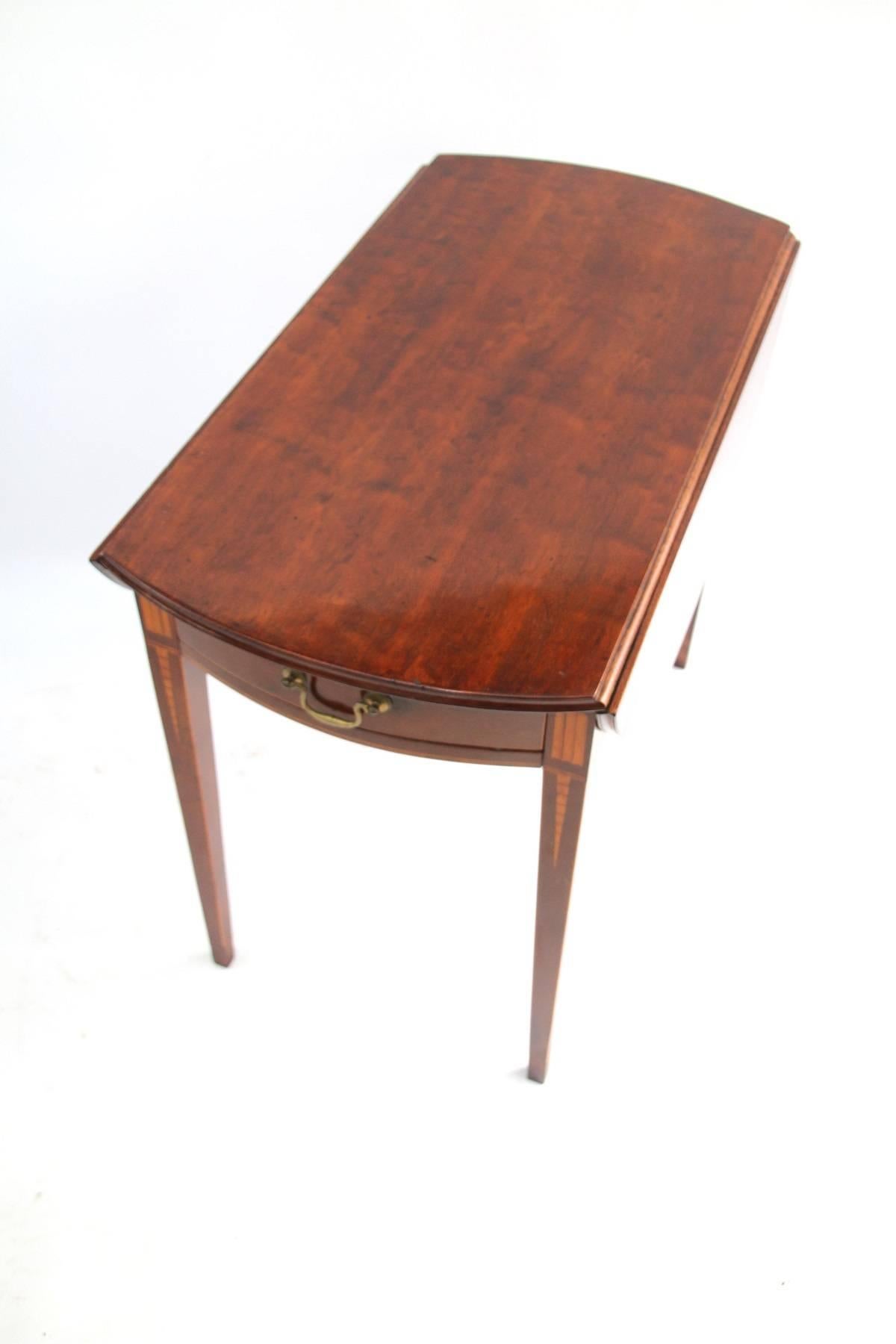 American Early 19th Century Connecticut Mahogany Pembroke Table For Sale