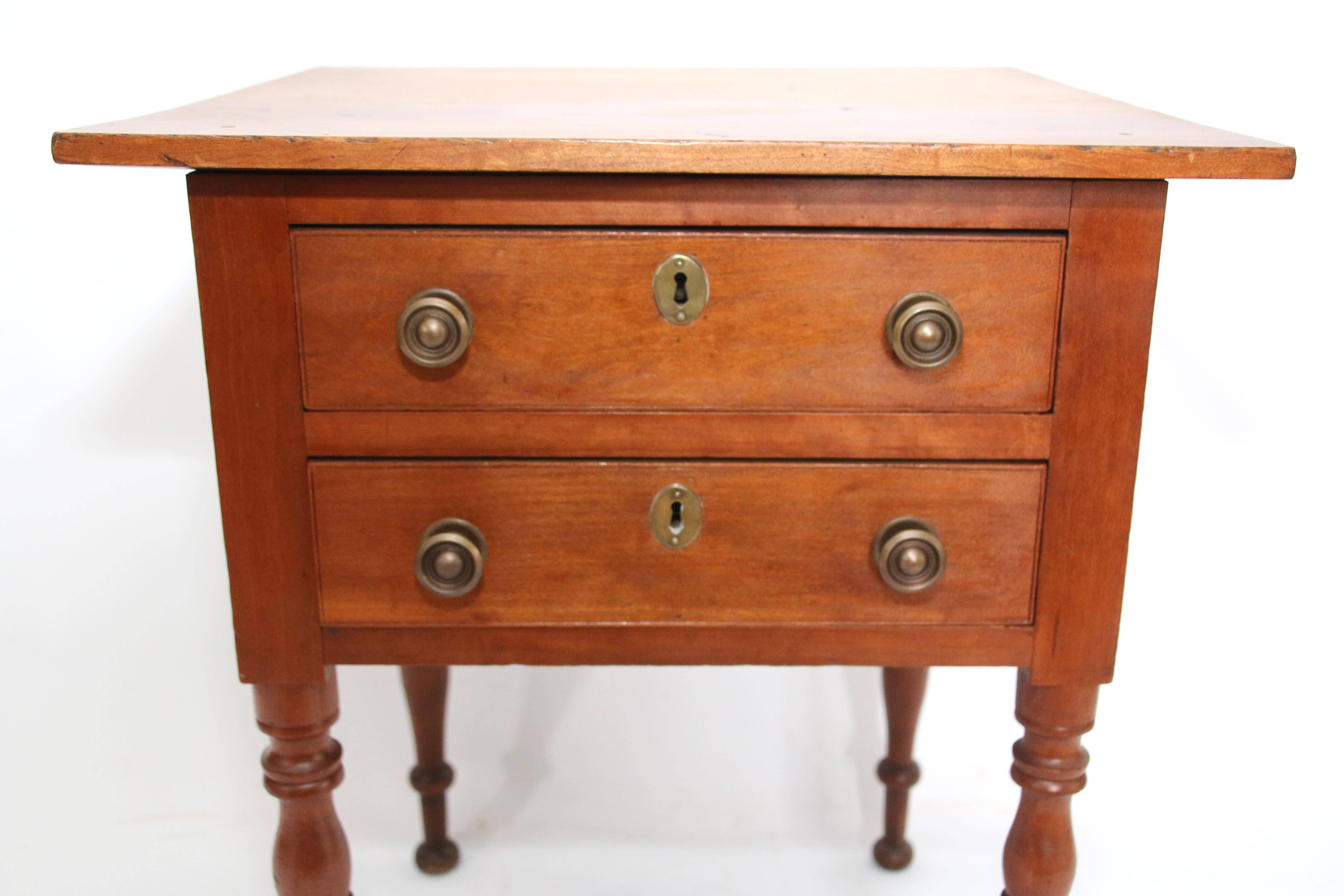 Early 19th Century Sheraton Two-Drawer Cherry Work Table In Excellent Condition For Sale In Woodbury, CT