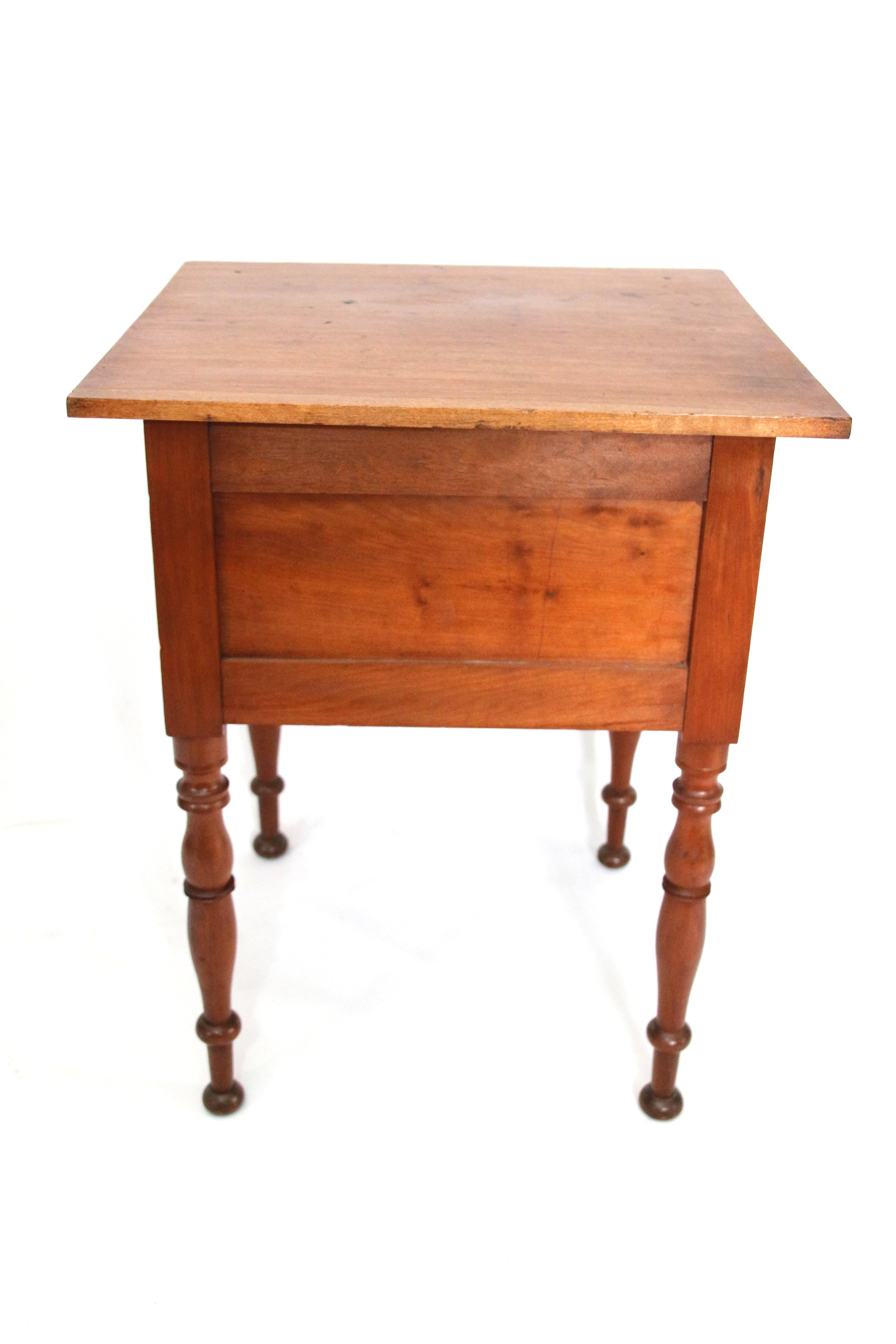 Early 19th Century Sheraton Two-Drawer Cherry Work Table For Sale 3