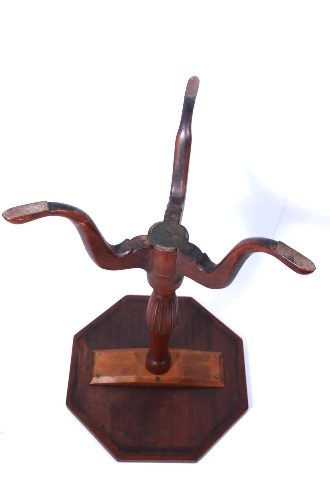 Early 19th Century New England Carved Mahogany Candlestand In Excellent Condition For Sale In Woodbury, CT