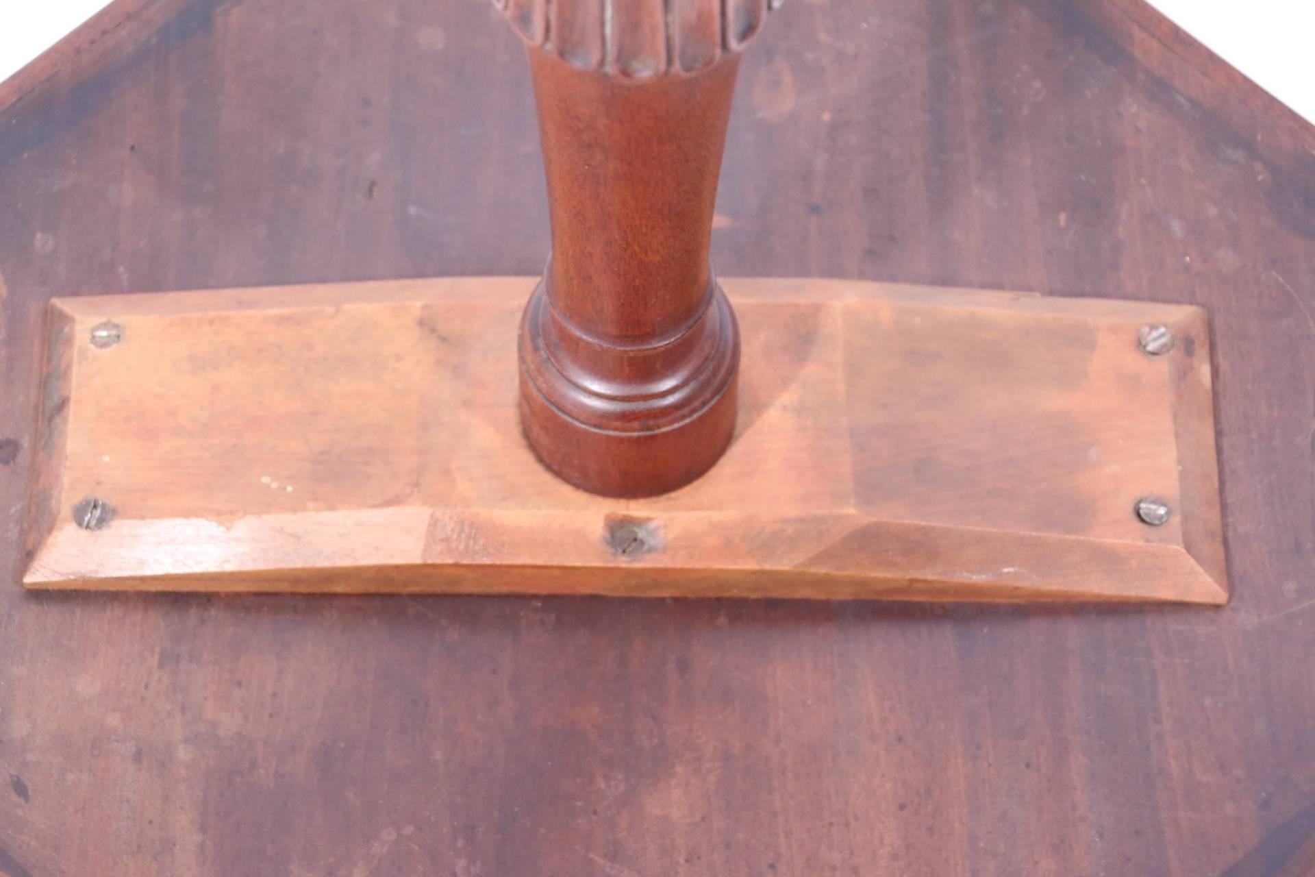 Early 19th Century New England Carved Mahogany Candlestand For Sale 1