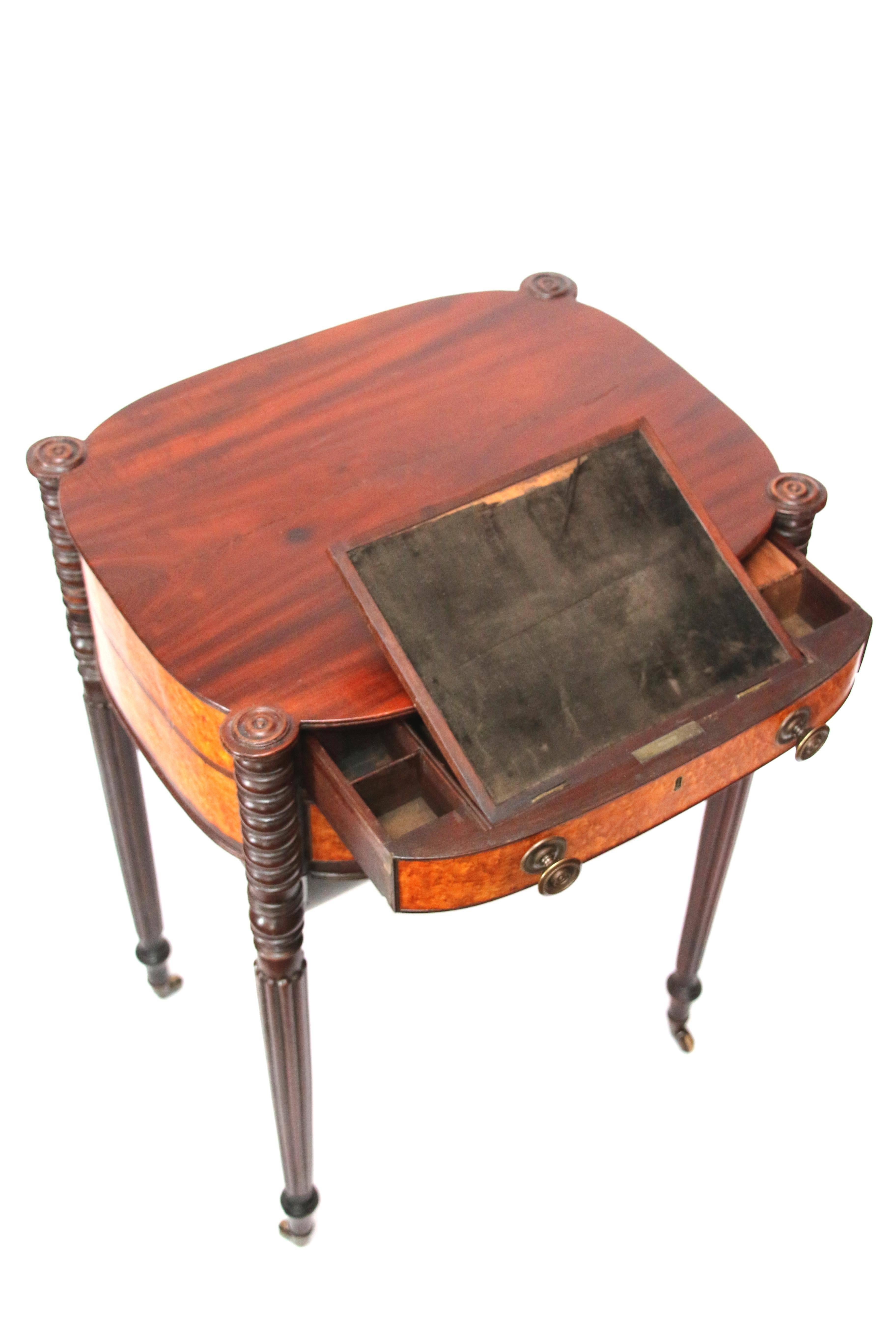 19th Century Federal Mahogany and Bird's-Eye Maple Sewing Stand In Excellent Condition For Sale In Woodbury, CT