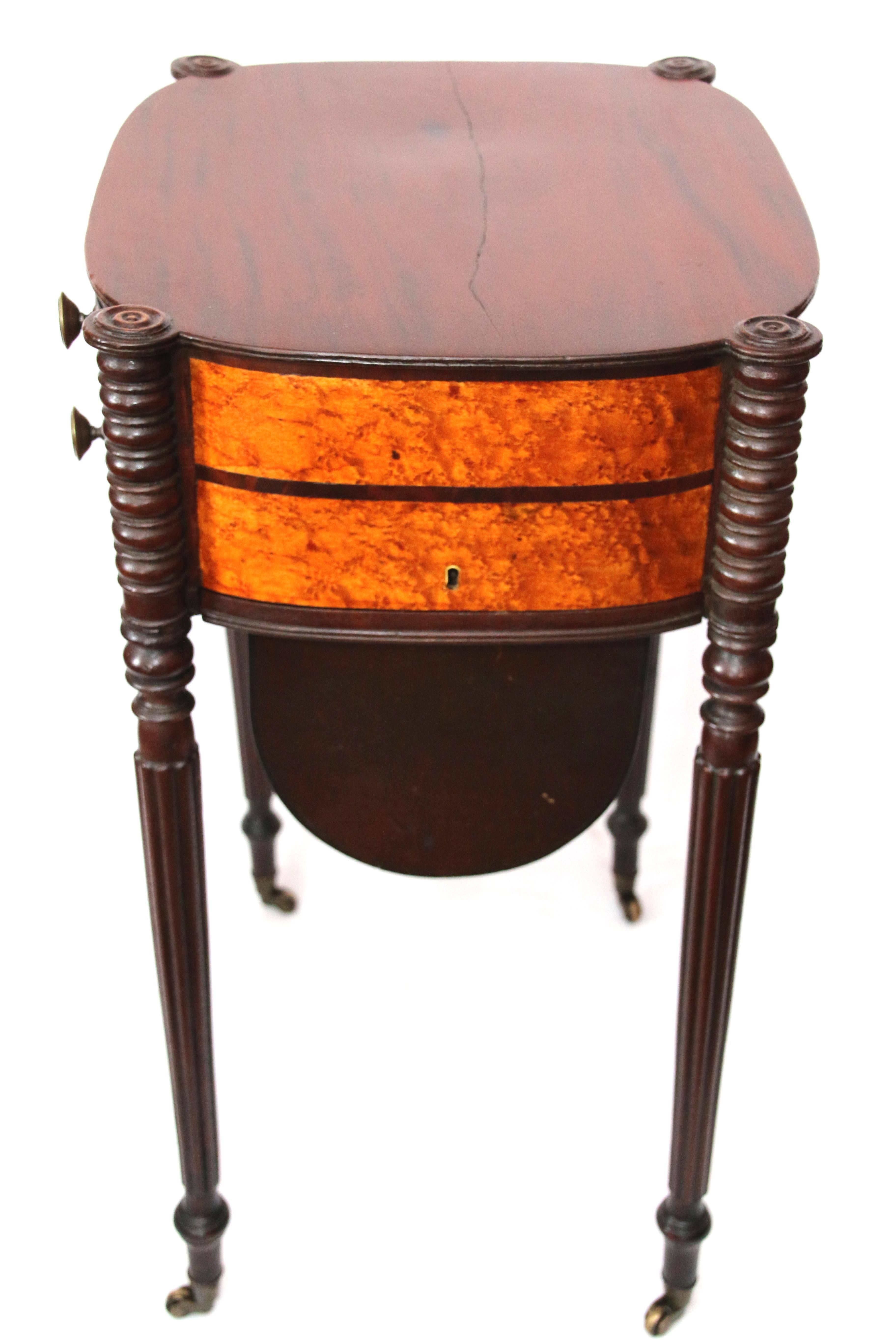 19th Century Federal Mahogany and Bird's-Eye Maple Sewing Stand For Sale 3