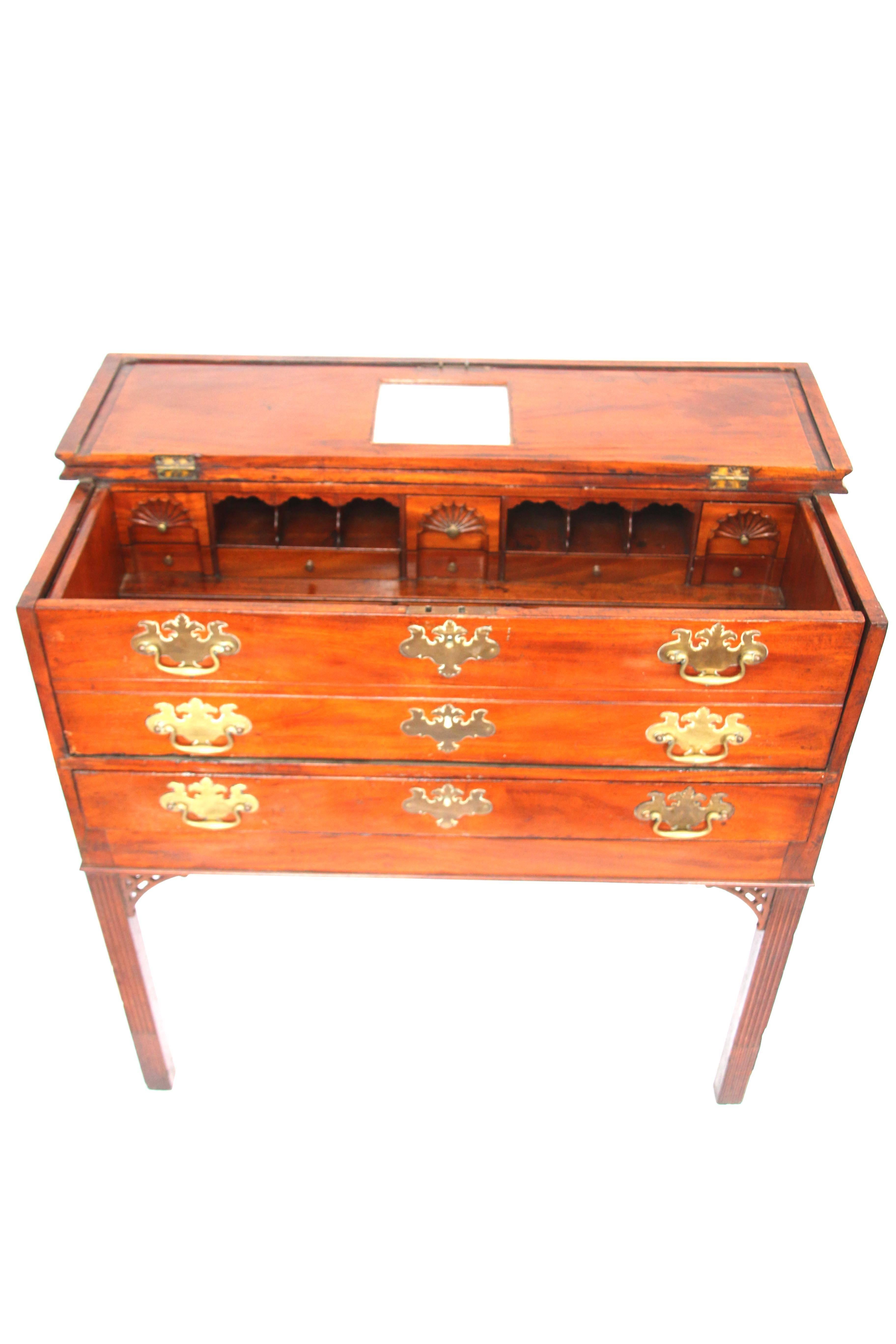 Rare Form Rhode Island Chippendale Mahogany Desk In Excellent Condition For Sale In Woodbury, CT