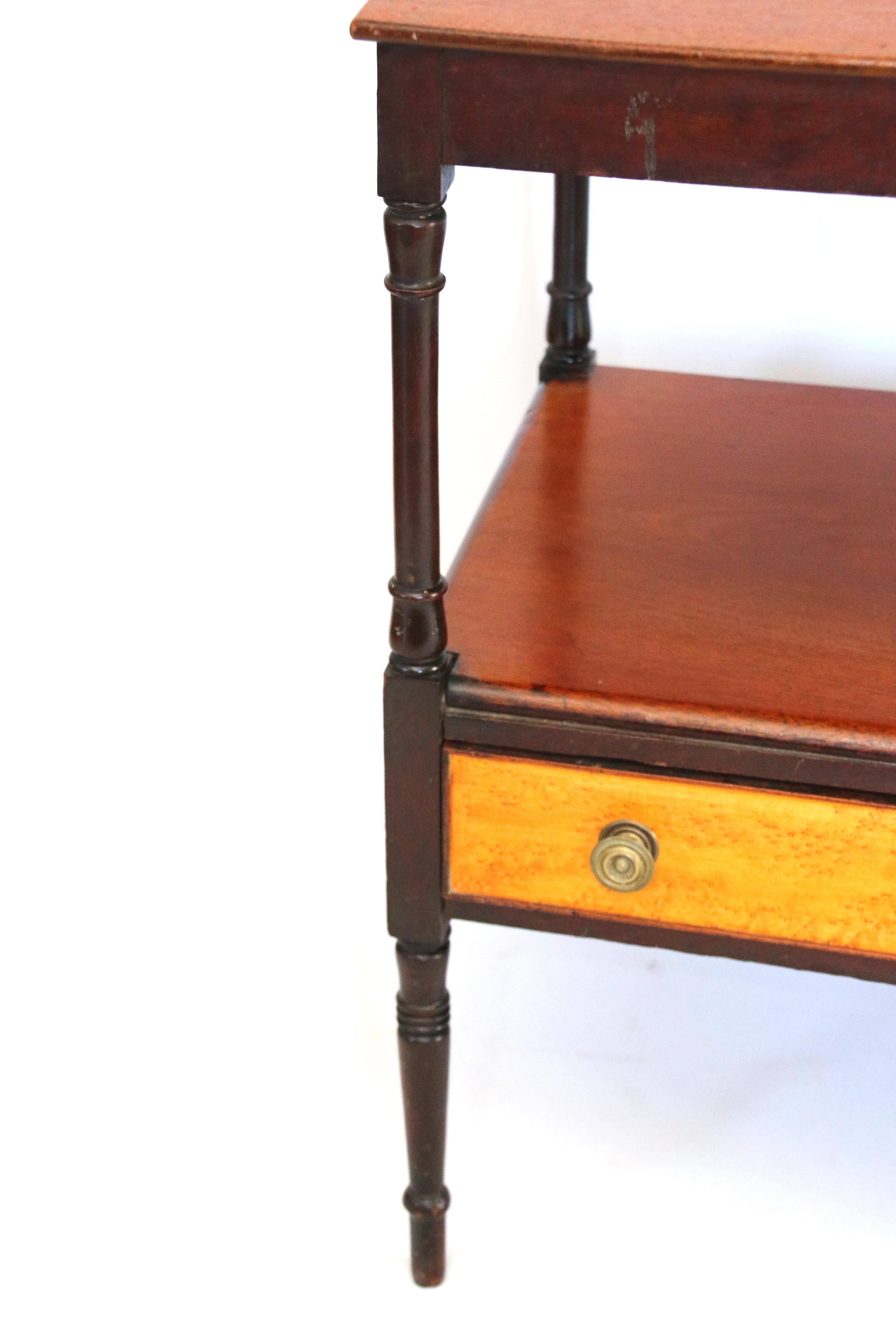 Early 19th Century Sheraton Diminutive Server or Butler's Table In Excellent Condition For Sale In Woodbury, CT