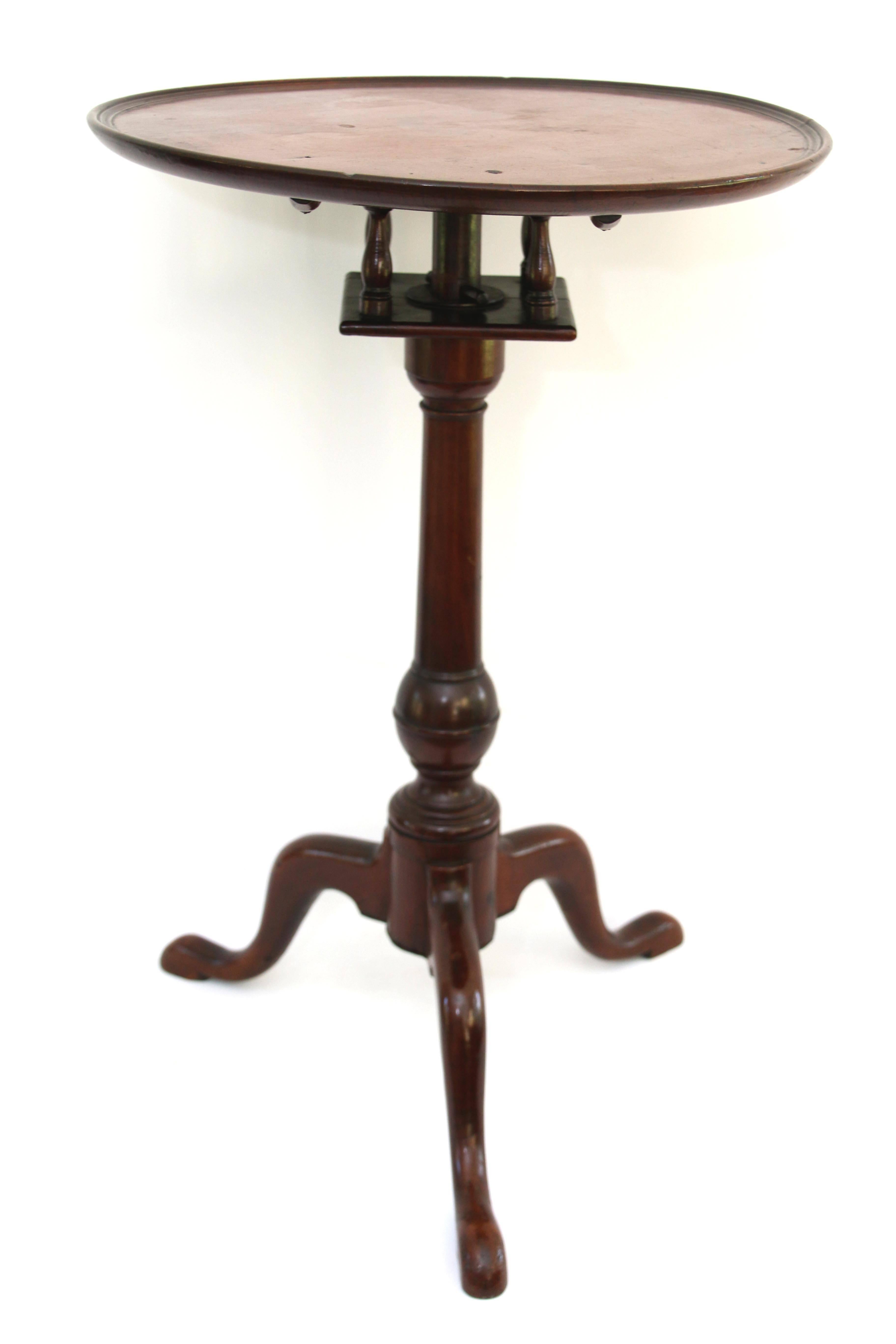 Late 18th Century Philadelphia Mahogany Queen-Anne Dish-Top Birdcage Candlestand For Sale