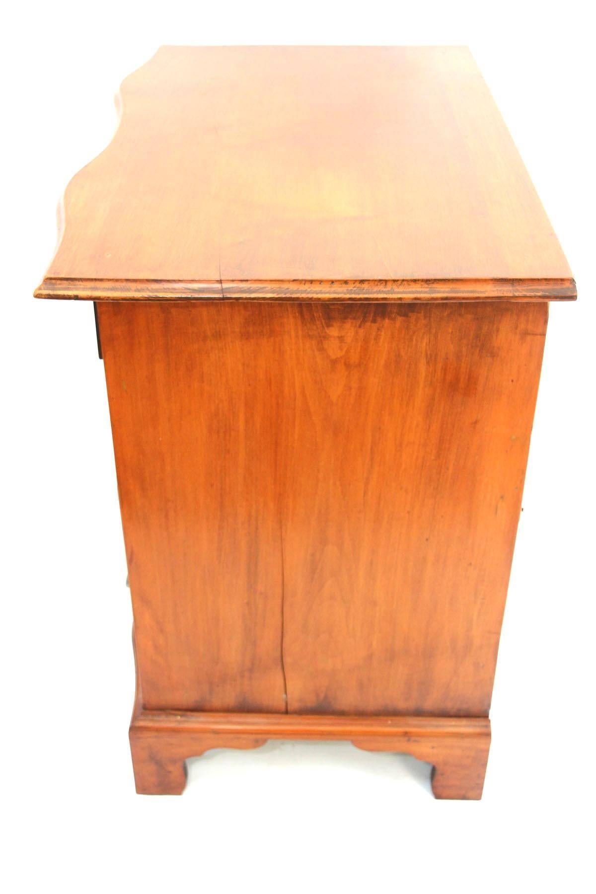 Diminutive Massachusetts Chippendale Reverse Serpentine Chest of Drawers In Excellent Condition For Sale In Woodbury, CT