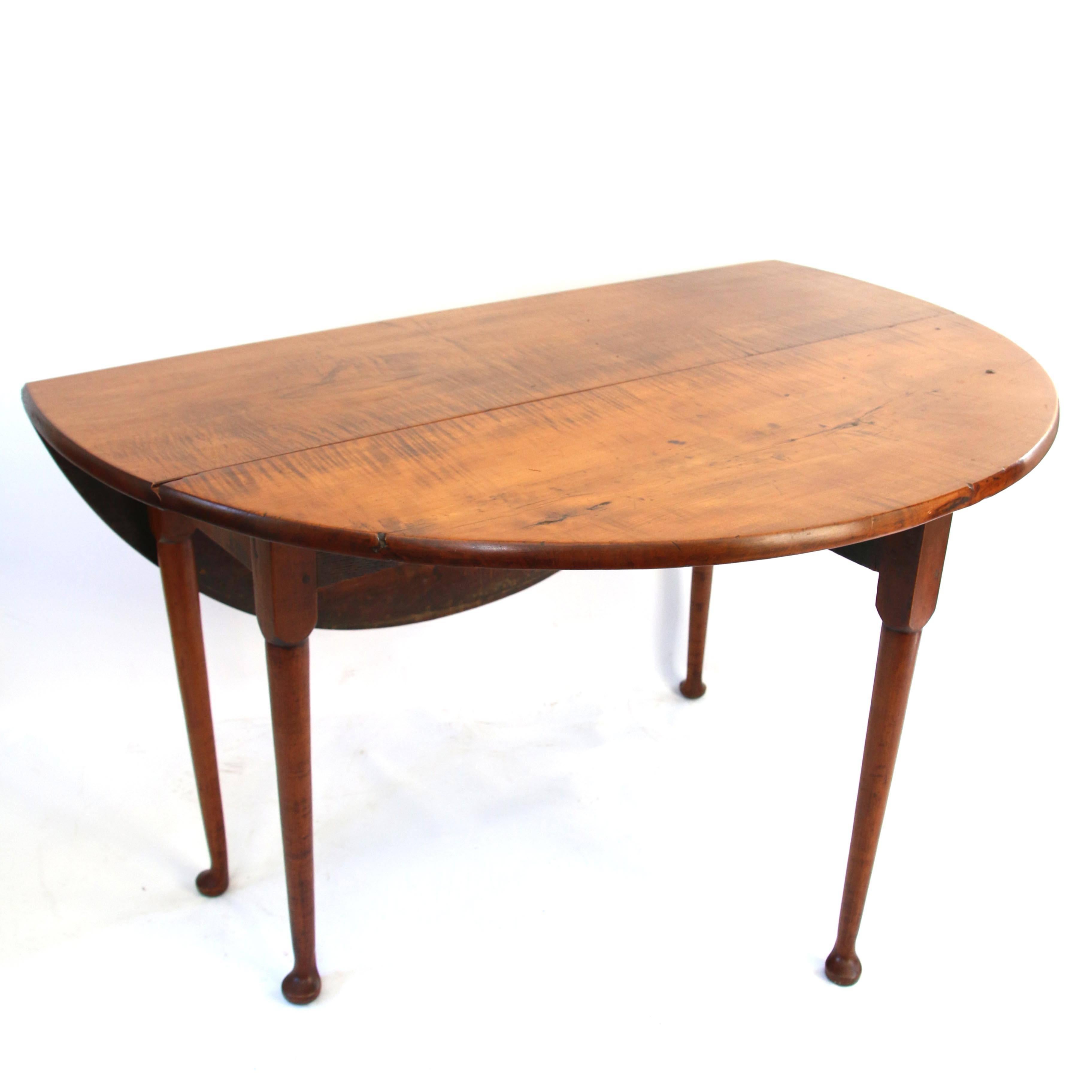 18th Century, New England Queen Anne Tiger Maple Drop-Leaf Table In Excellent Condition In Woodbury, CT
