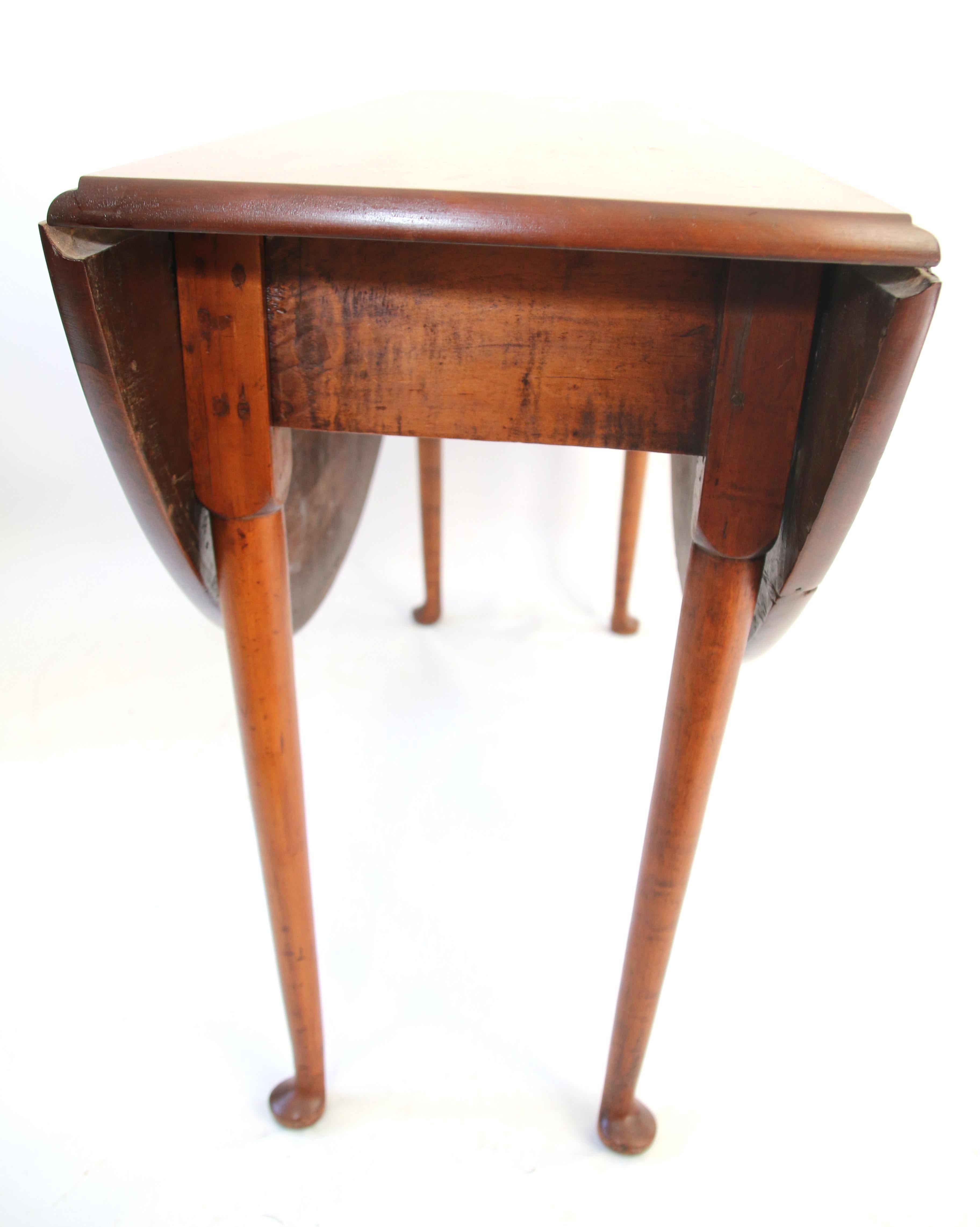 Late 18th Century 18th Century, New England Queen Anne Tiger Maple Drop-Leaf Table