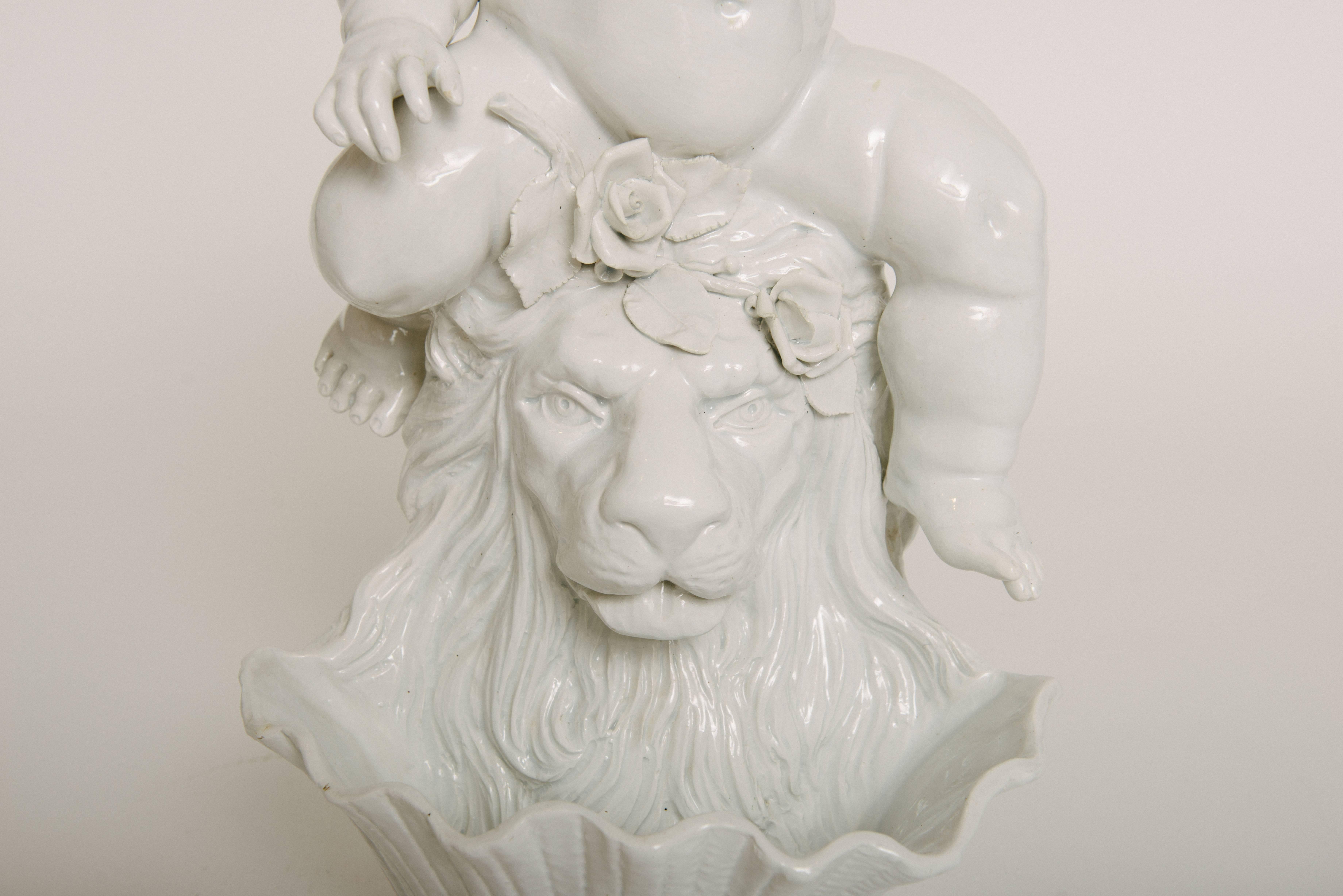 Néo-Renaissance Bol de fontaine Putti Lion en céramique blanche en vente