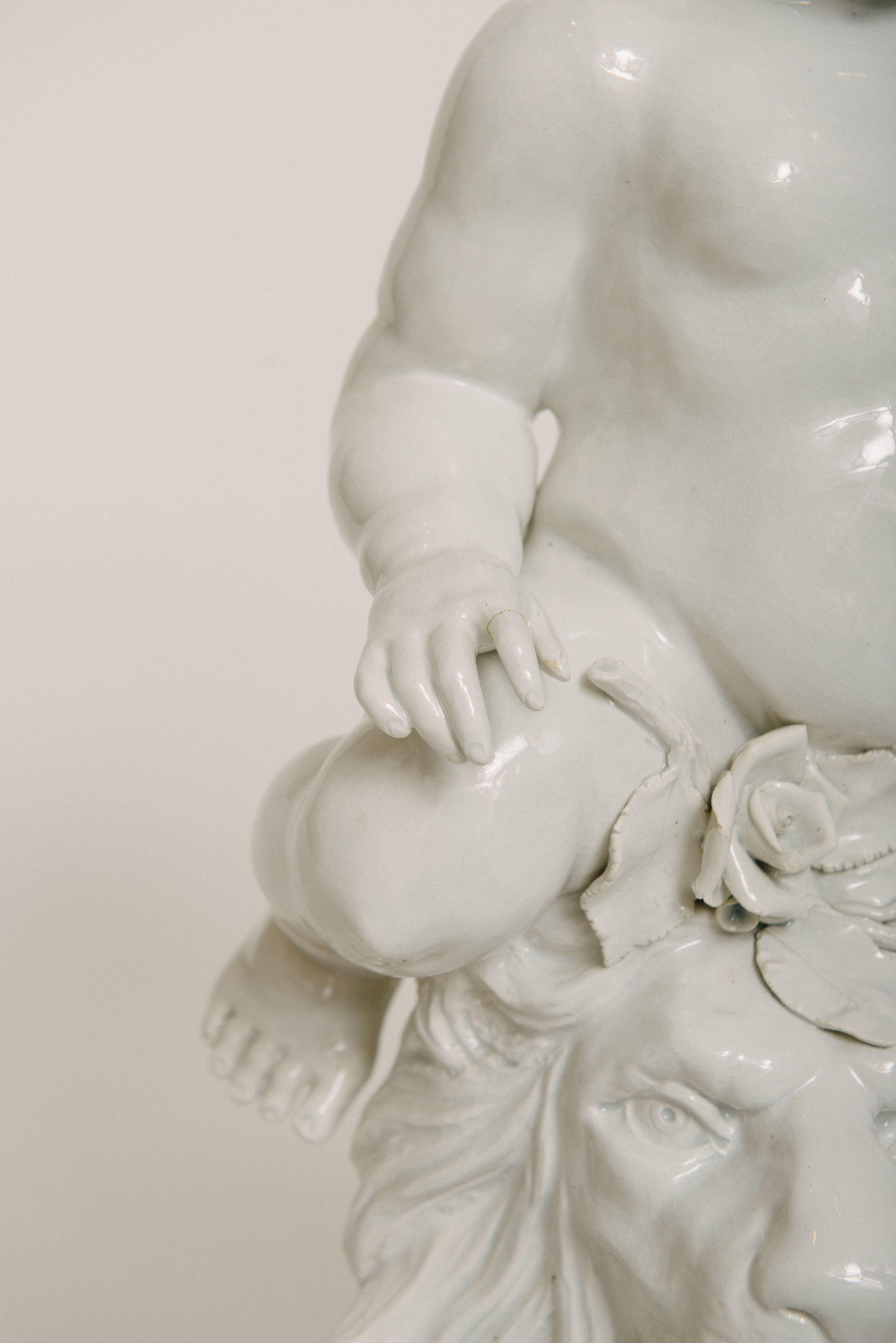 Weiße Keramik Putti Löwenbrunnen Schale im Zustand „Gut“ im Angebot in Houston, TX