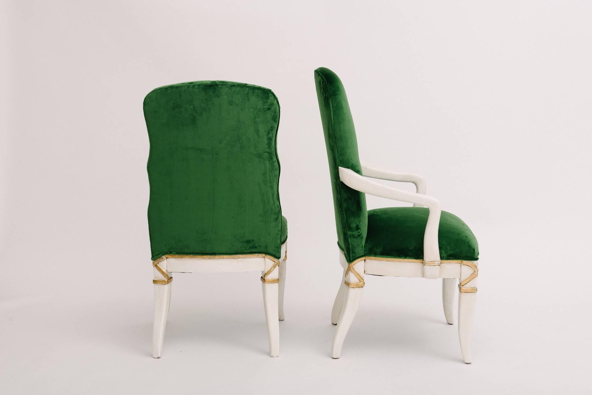 Ein fabelhaftes Set von zehn Marge Carsons Esszimmerstühlen. Diese robusten und bequemen Eichenstühle sind weiß lackiert und vergoldet, neu aufgebaut und mit einem grünen Samt von Rubelli Matora Smeraldo bezogen. Ein Stoffzuschnitt ist auf Anfrage