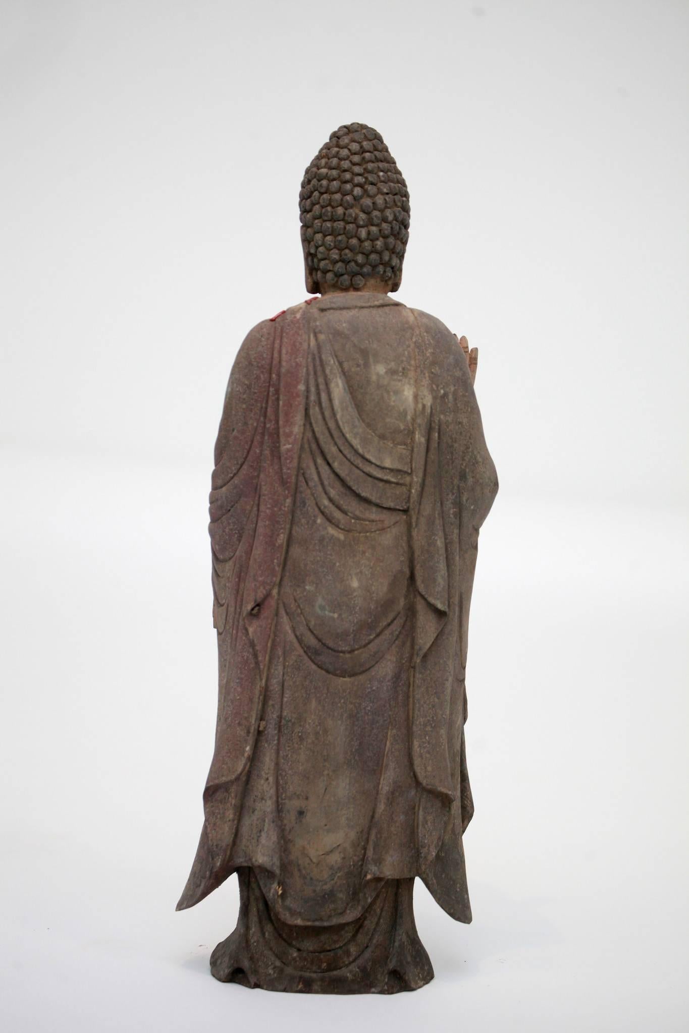 Bois Figure de Bouddha debout polychrome sculptée en vente
