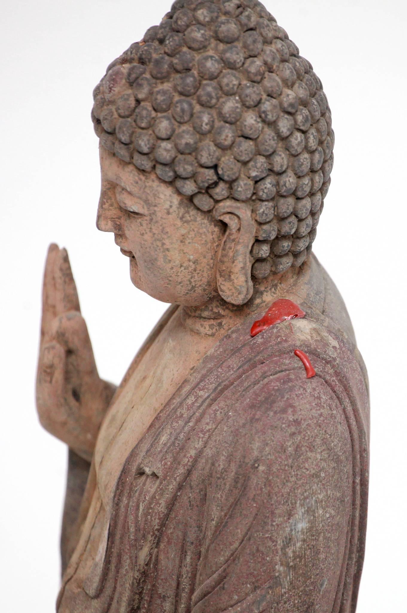 Figure de Bouddha debout polychrome sculptée Bon état - En vente à Houston, TX