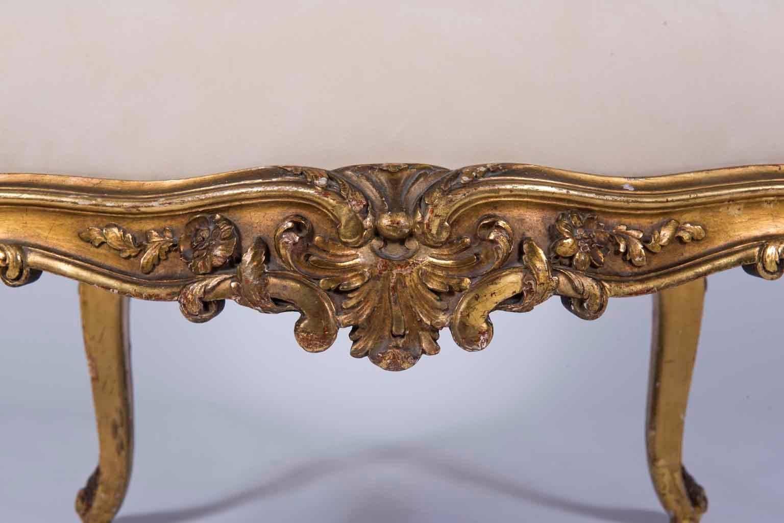 Fauteuils bois doré de style Louis XV en vente 3