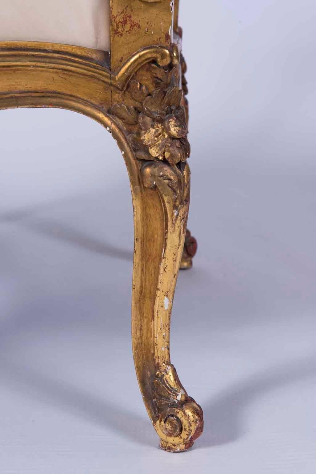 Fauteuils bois doré de style Louis XV en vente 1