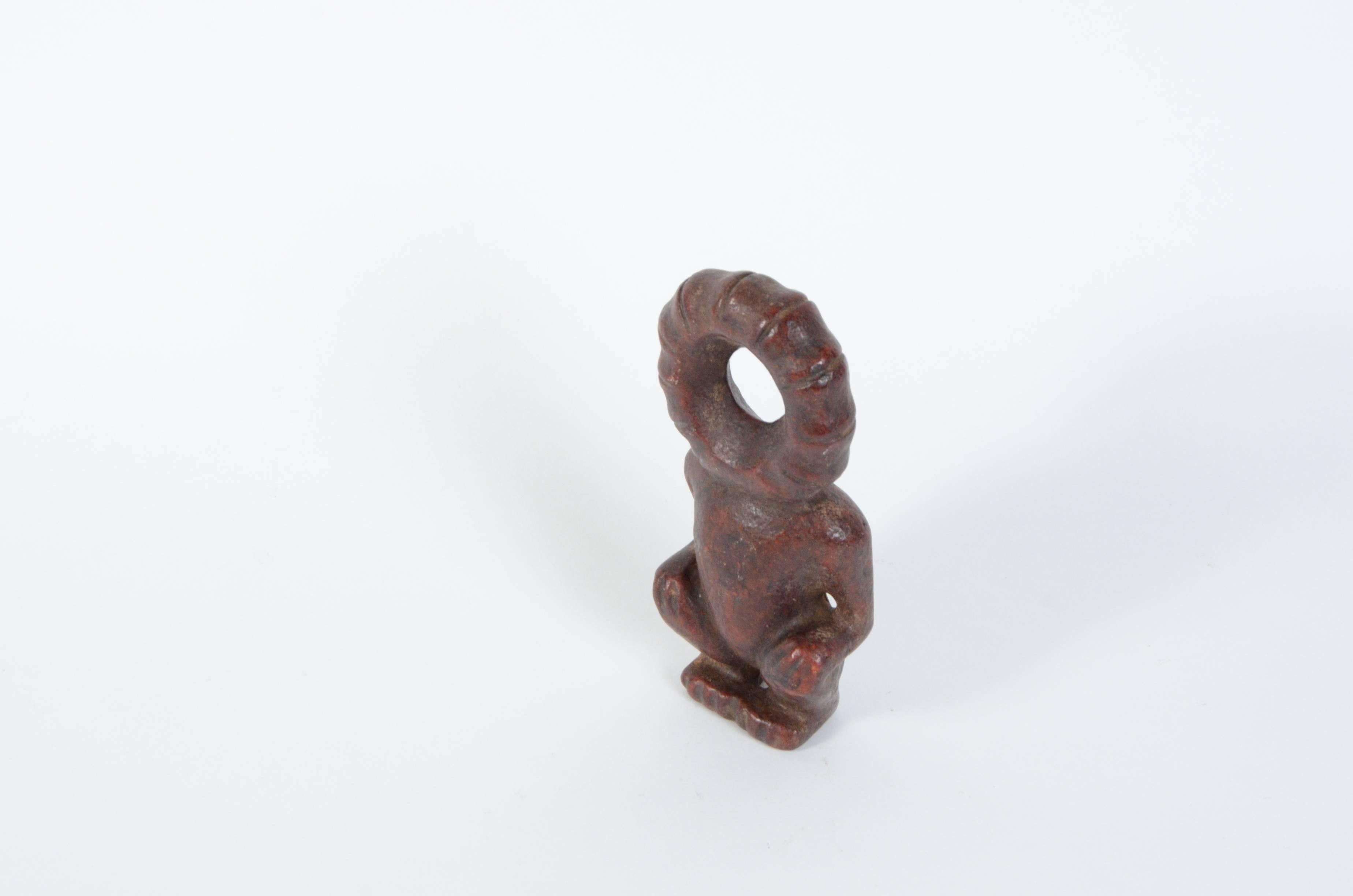 Ein chinesischer Sonnengott aus roter Jade, geschnitzt im Hongshan-Stil. Diese frühen Schnitzereien aus Jade waren typische zeremonielle Grabbeigaben der neolithischen Periode und der Hongshan-Kultur (ca. 3500-3000 v. Chr.).

 